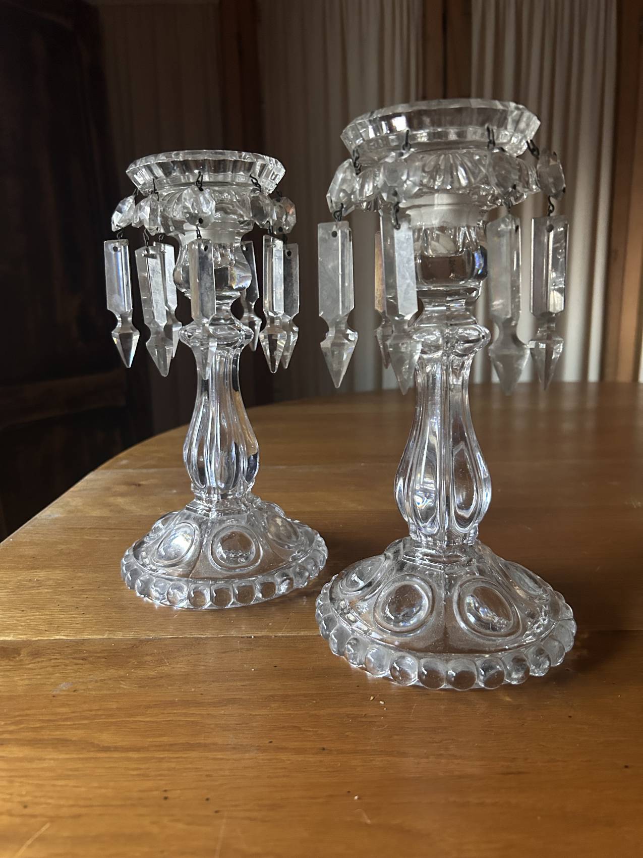 Paire de grands bougeoirs Baccarat en cristal avec pampilles, rareté de choix