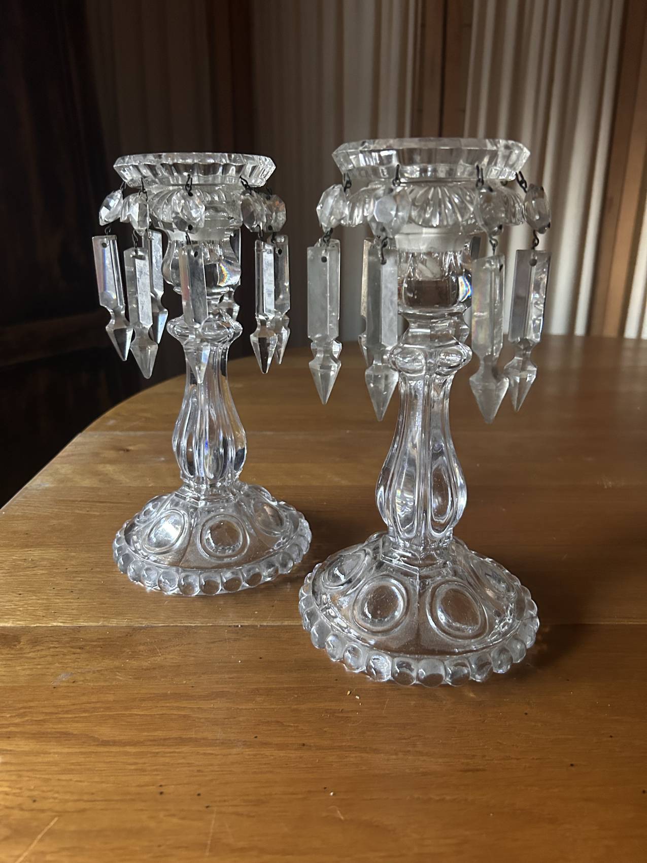 Paire de grands bougeoirs Baccarat en cristal avec pampilles, rareté de choix – Image 4