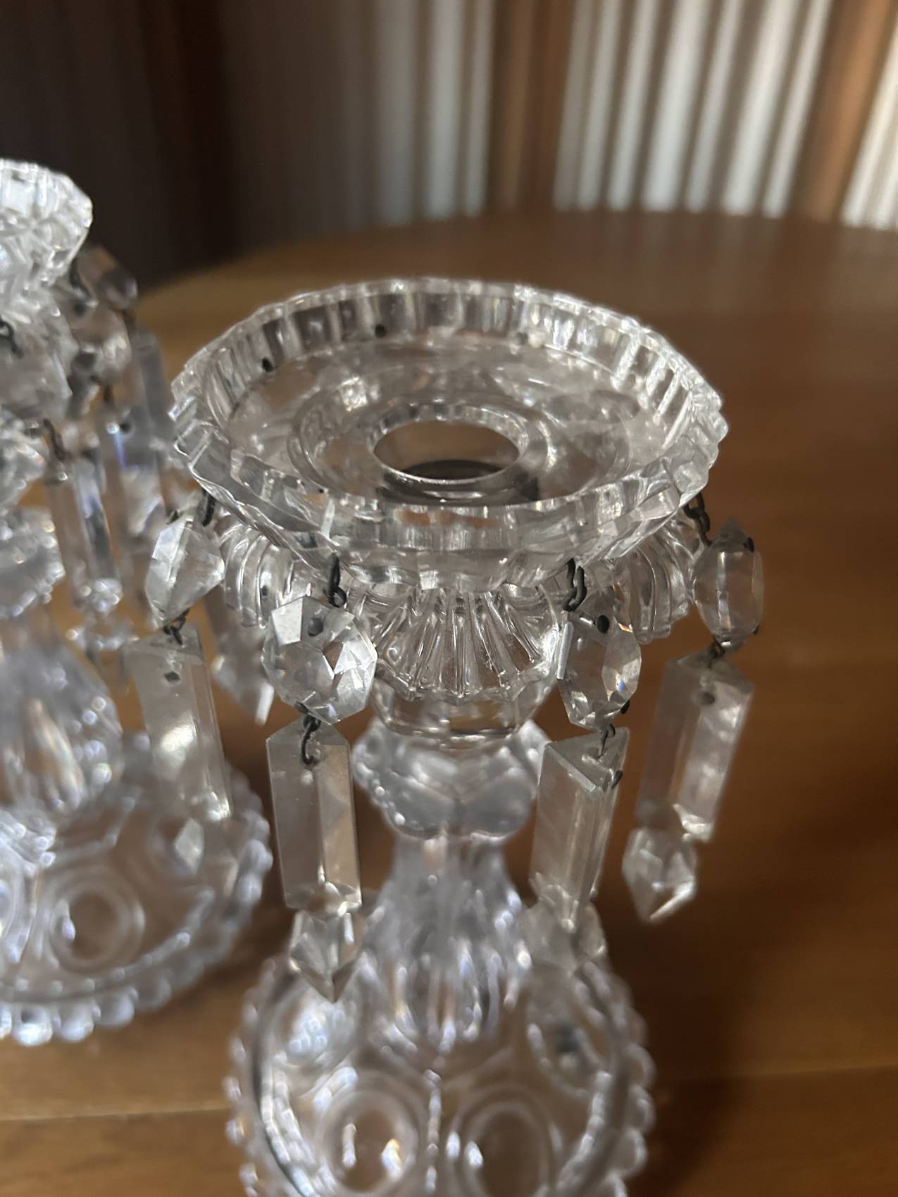 Paire de grands bougeoirs Baccarat en cristal avec pampilles, rareté de choix – Image 5