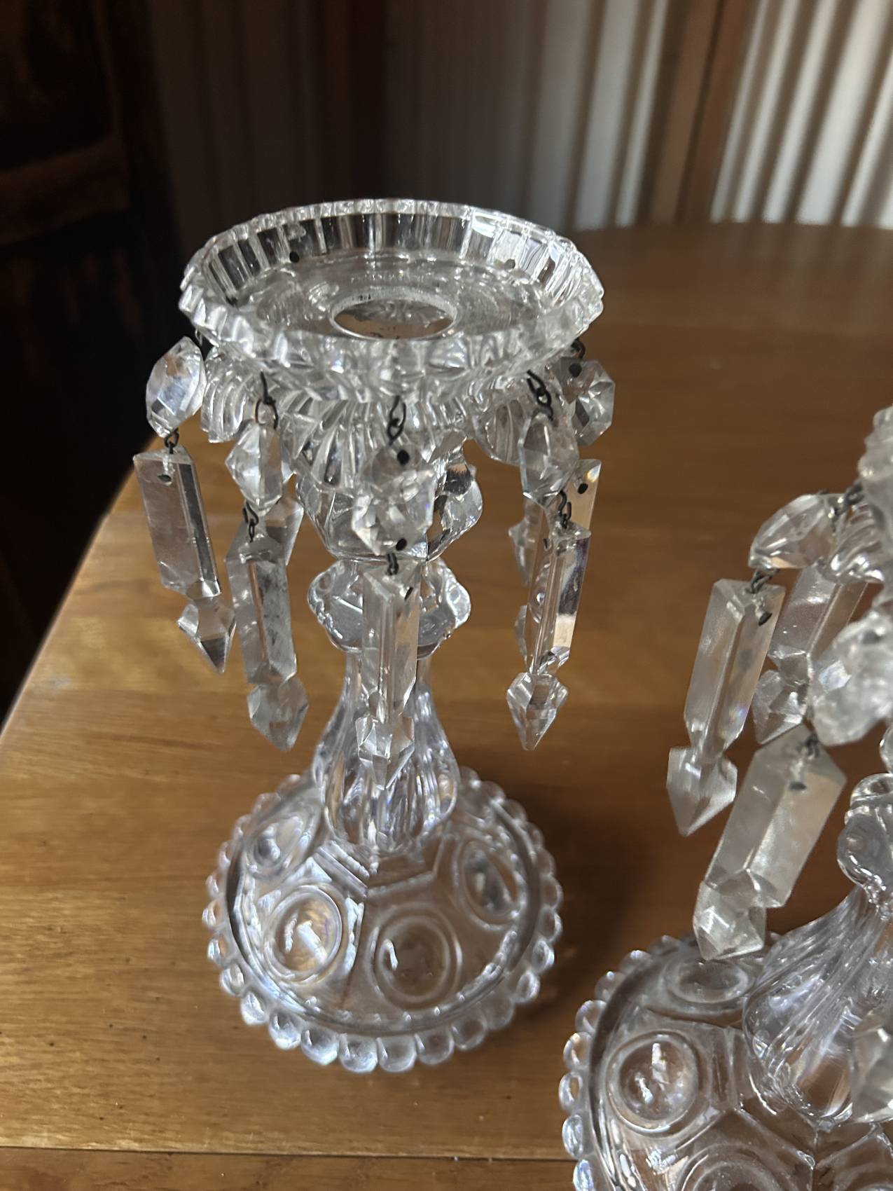 Paire de grands bougeoirs Baccarat en cristal avec pampilles, rareté de choix – Image 6