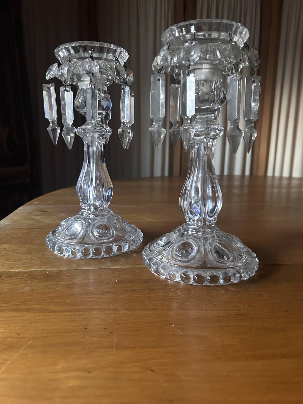 Paire de grands bougeoirs Baccarat en cristal avec pampilles, rareté de choix – Image 8