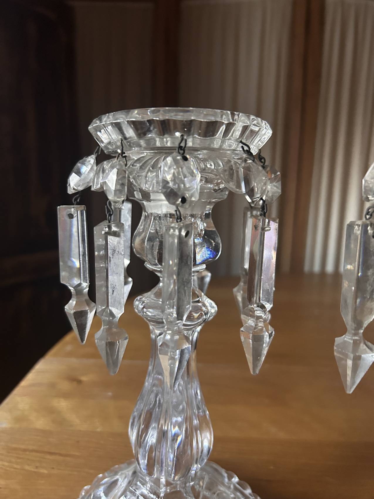 Paire de grands bougeoirs Baccarat en cristal avec pampilles, rareté de choix – Image 7