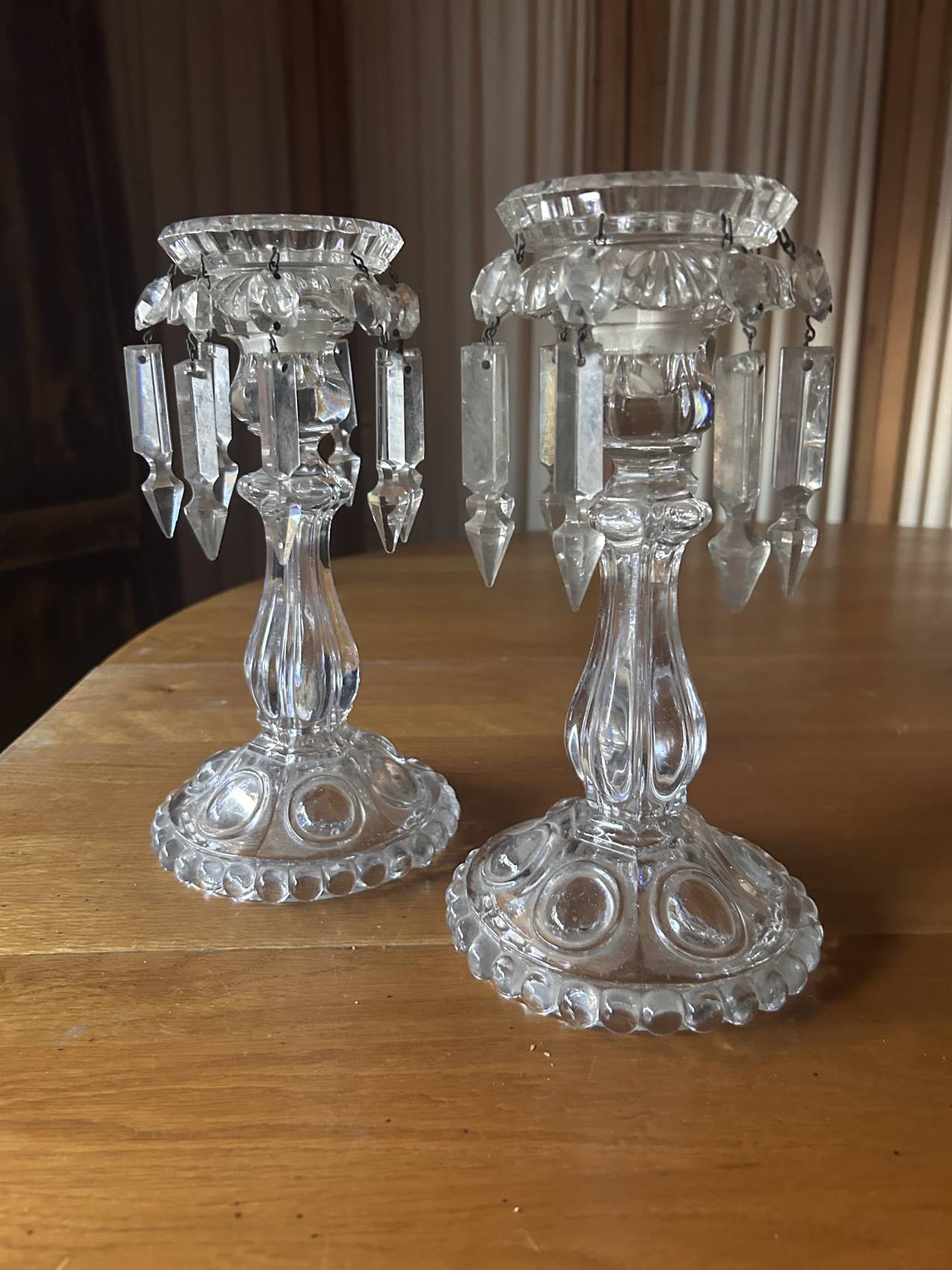 Paire de grands bougeoirs Baccarat en cristal avec pampilles, rareté de choix – Image 9