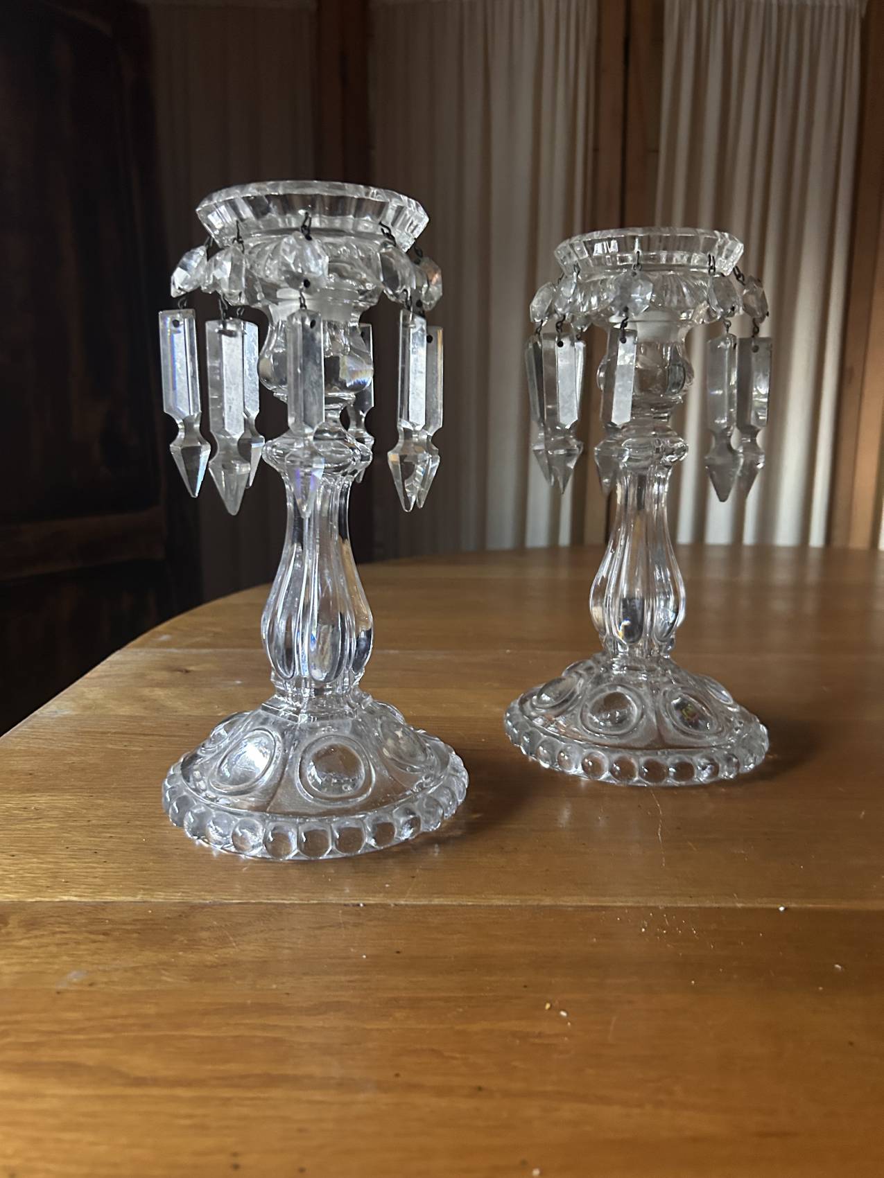 Paire de grands bougeoirs Baccarat en cristal avec pampilles, rareté de choix – Image 10