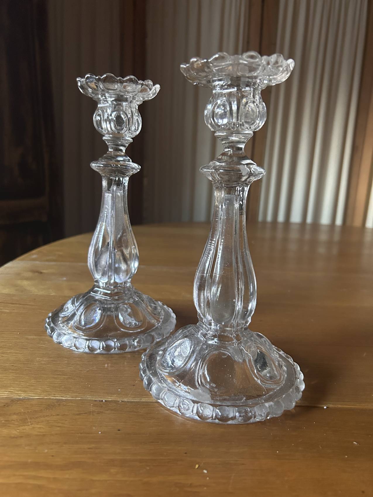Paire de bougeoirs anciens en verre moulé – Milieu du XXe siècle - chic et pratique – Image 2