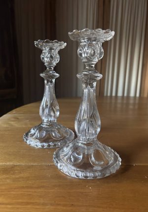 Paire de bougeoirs anciens en verre moulé – Milieu du XXe siècle - chic et pratique