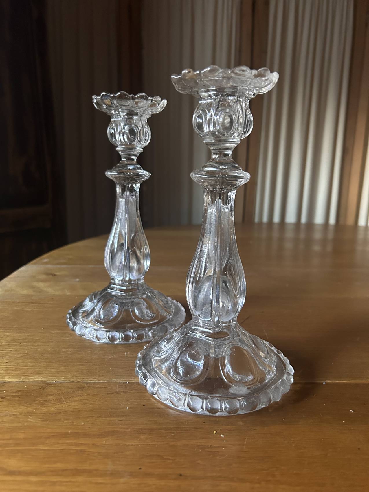 Paire de bougeoirs anciens en verre moulé – Milieu du XXe siècle - chic et pratique
