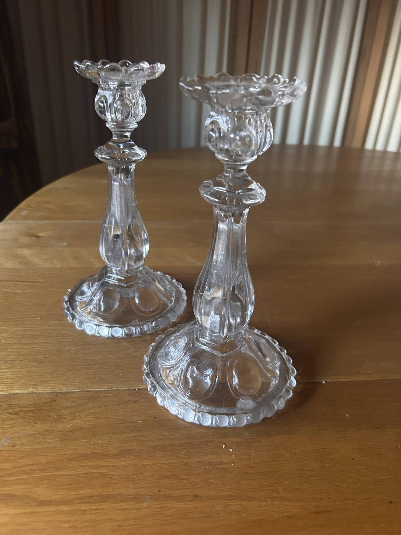 Paire de bougeoirs anciens en verre moulé – Milieu du XXe siècle - chic et pratique – Image 5