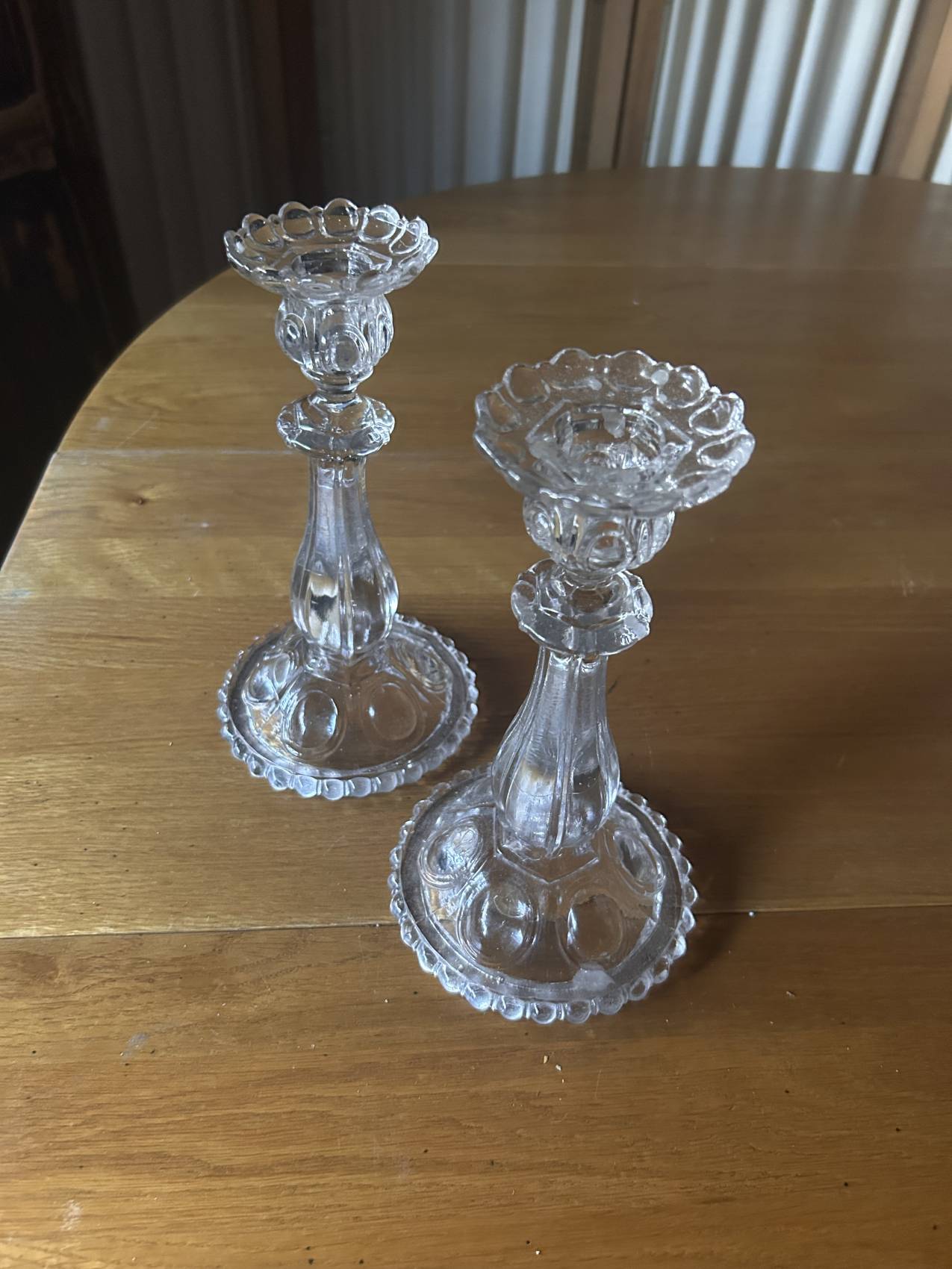 Paire de bougeoirs anciens en verre moulé – Milieu du XXe siècle - chic et pratique – Image 4