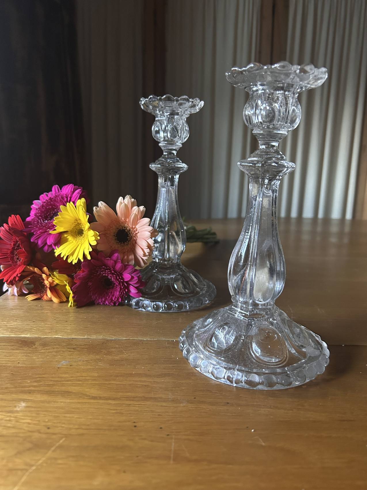 Paire de bougeoirs anciens en verre moulé – Milieu du XXe siècle - chic et pratique – Image 6
