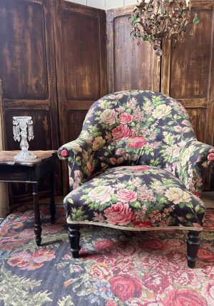 Grand fauteuil crapaud Napoléon III tapissé à fleurs – confort et charme très anglais