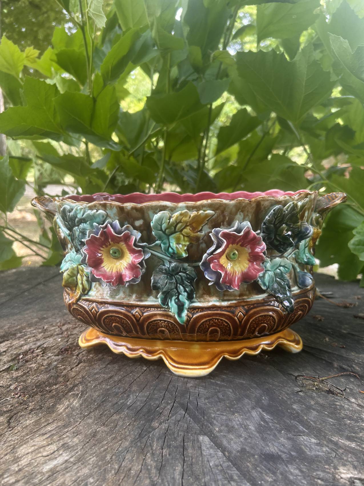 Jardinière ancienne en barbotine attribuée à Onnaing à motif de fleurs – Image 10