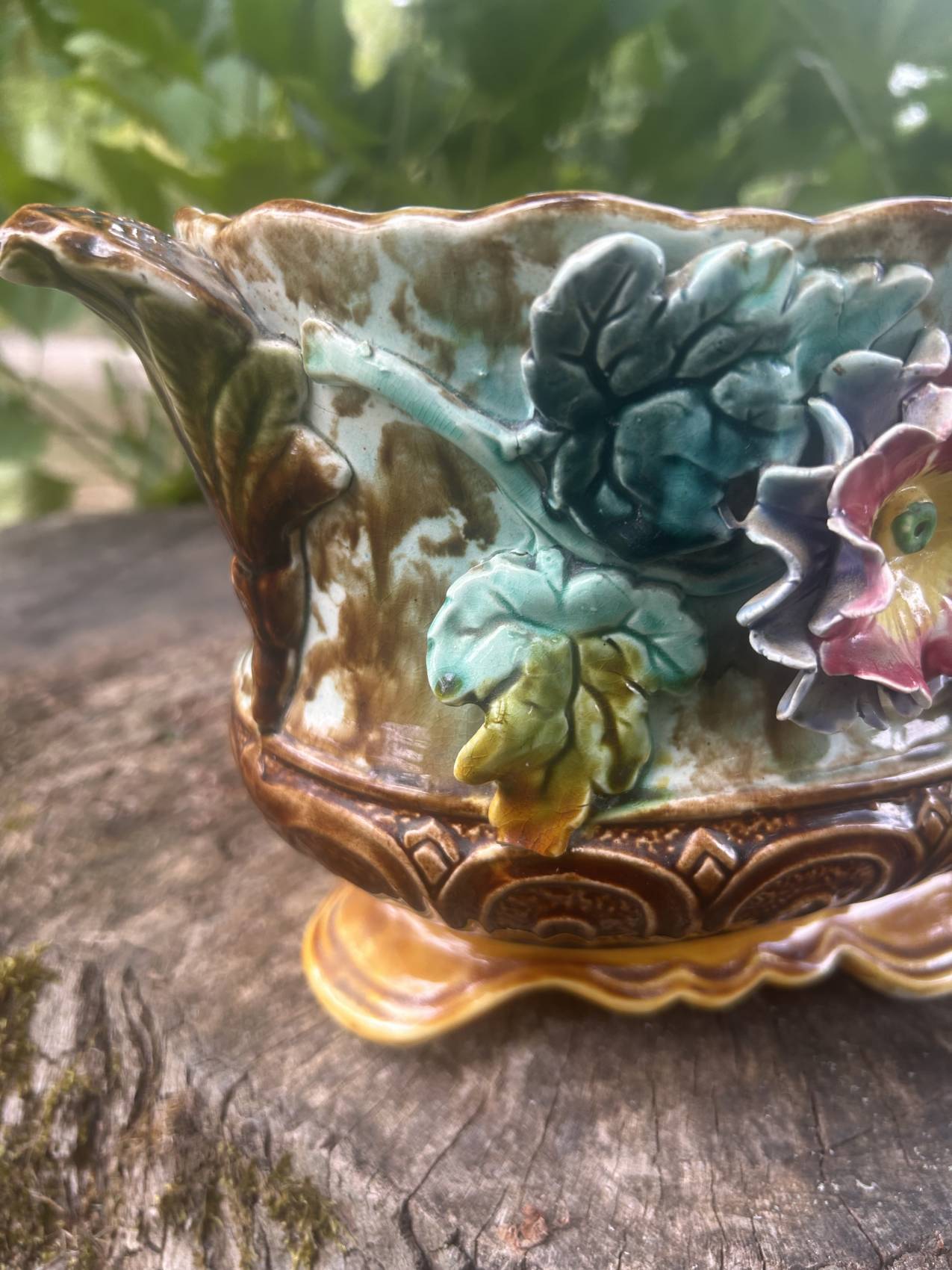 Jardinière ancienne en barbotine attribuée à Onnaing à motif de fleurs – Image 8