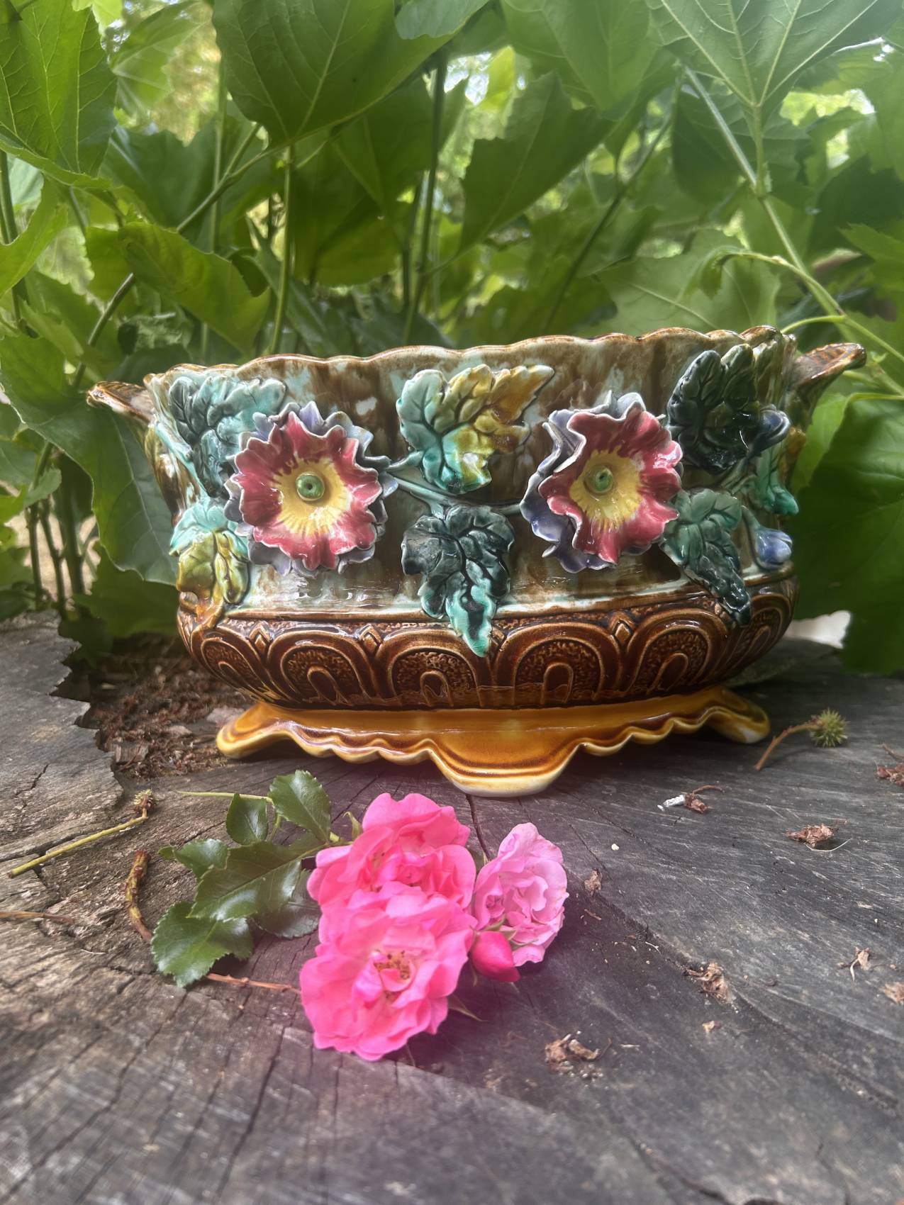 Jardinière ancienne en barbotine attribuée à Onnaing à motif de fleurs – Image 6
