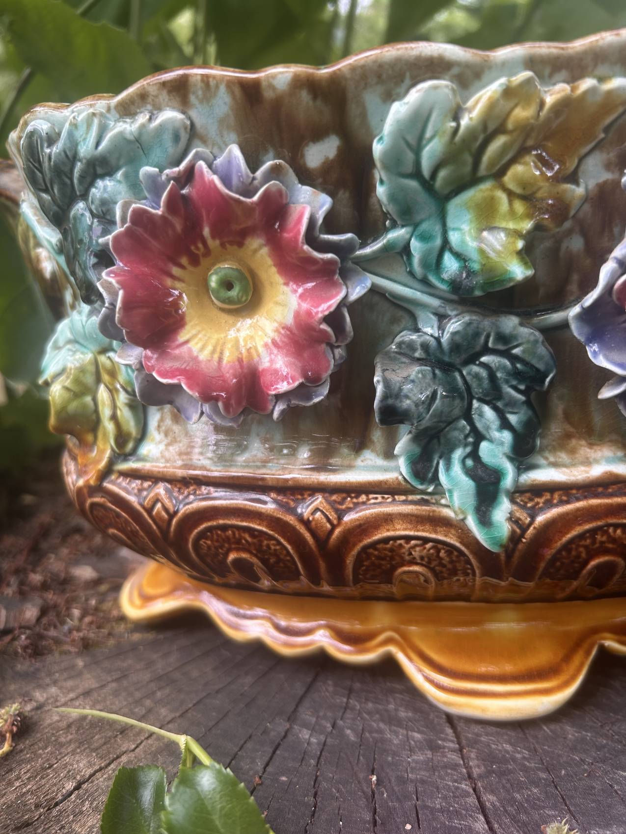 Jardinière ancienne en barbotine attribuée à Onnaing à motif de fleurs – Image 4