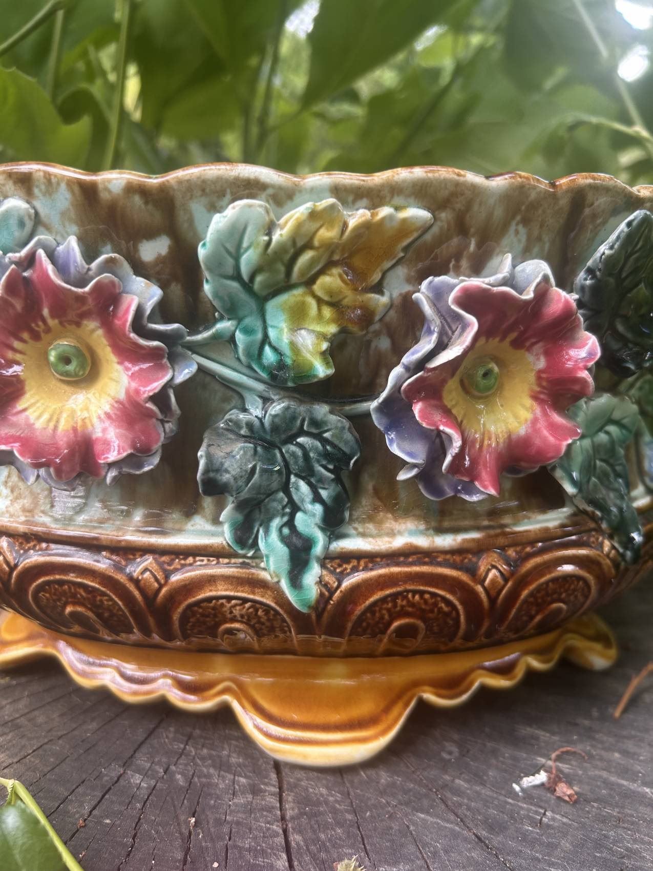 Jardinière ancienne en barbotine attribuée à Onnaing à motif de fleurs – Image 3