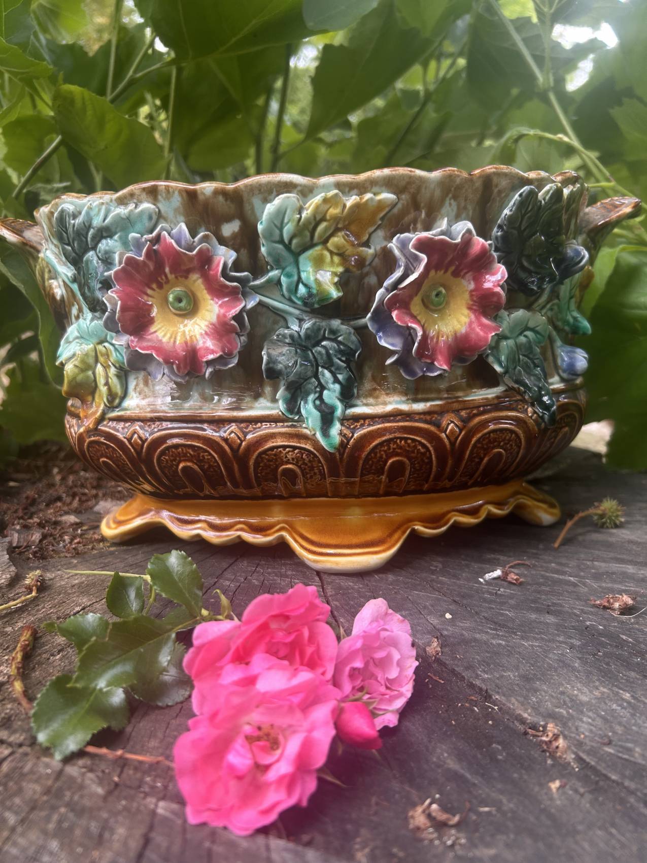 Jardinière ancienne en barbotine attribuée à Onnaing à motif de fleurs