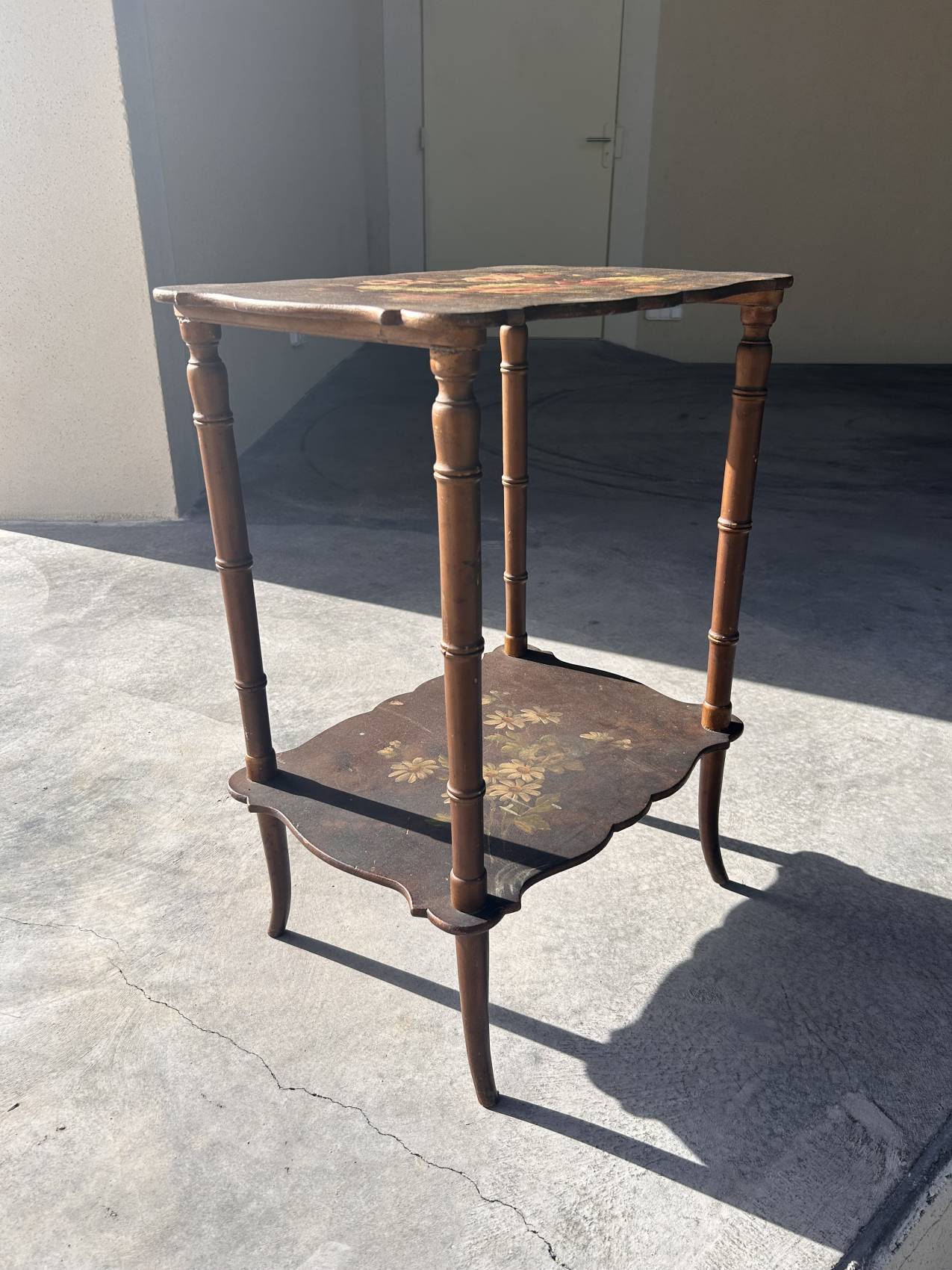 Table ancienne époque 1900 à motifs de fleurs - une rareté pleine de charme – Image 2