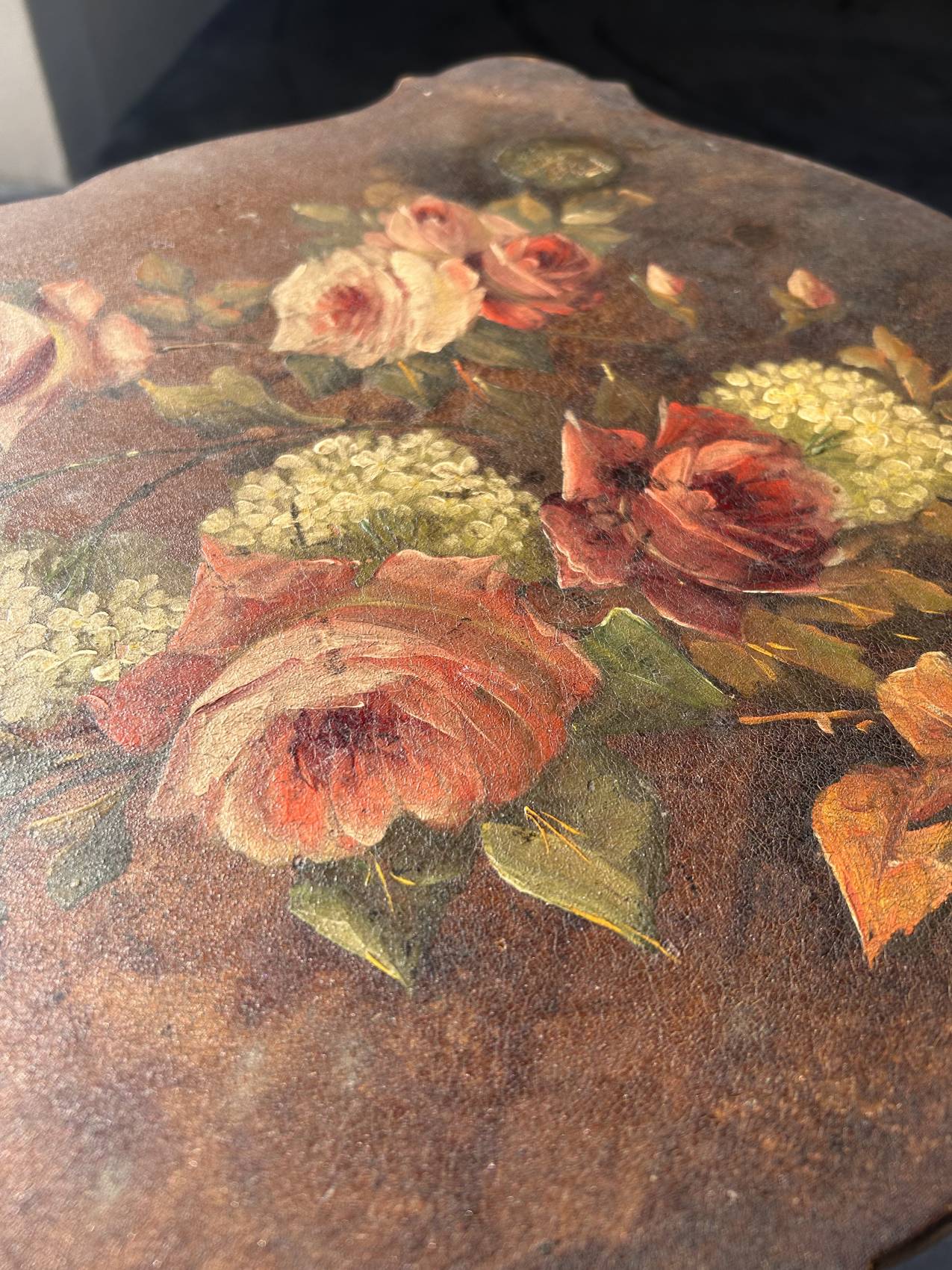 Table ancienne époque 1900 à motifs de fleurs - une rareté pleine de charme – Image 3