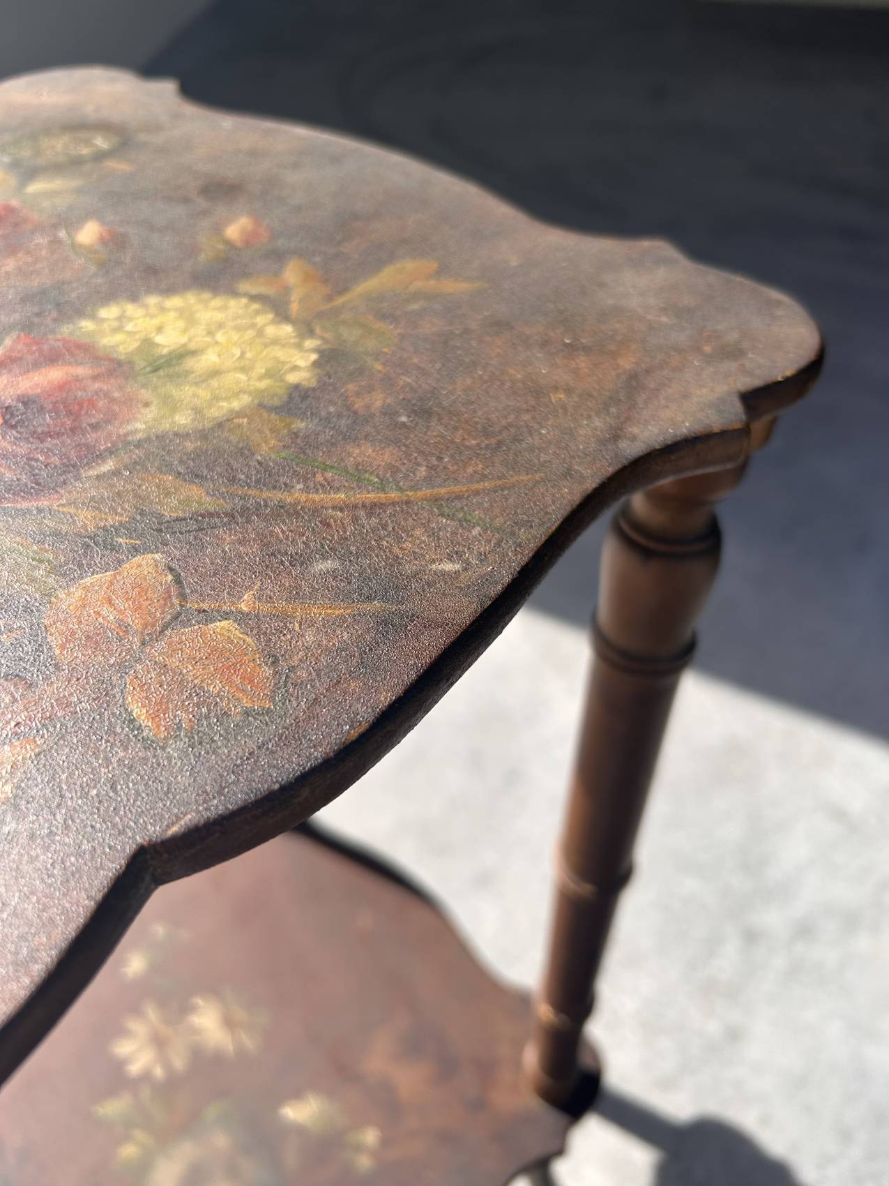 Table ancienne époque 1900 à motifs de fleurs - une rareté pleine de charme – Image 4