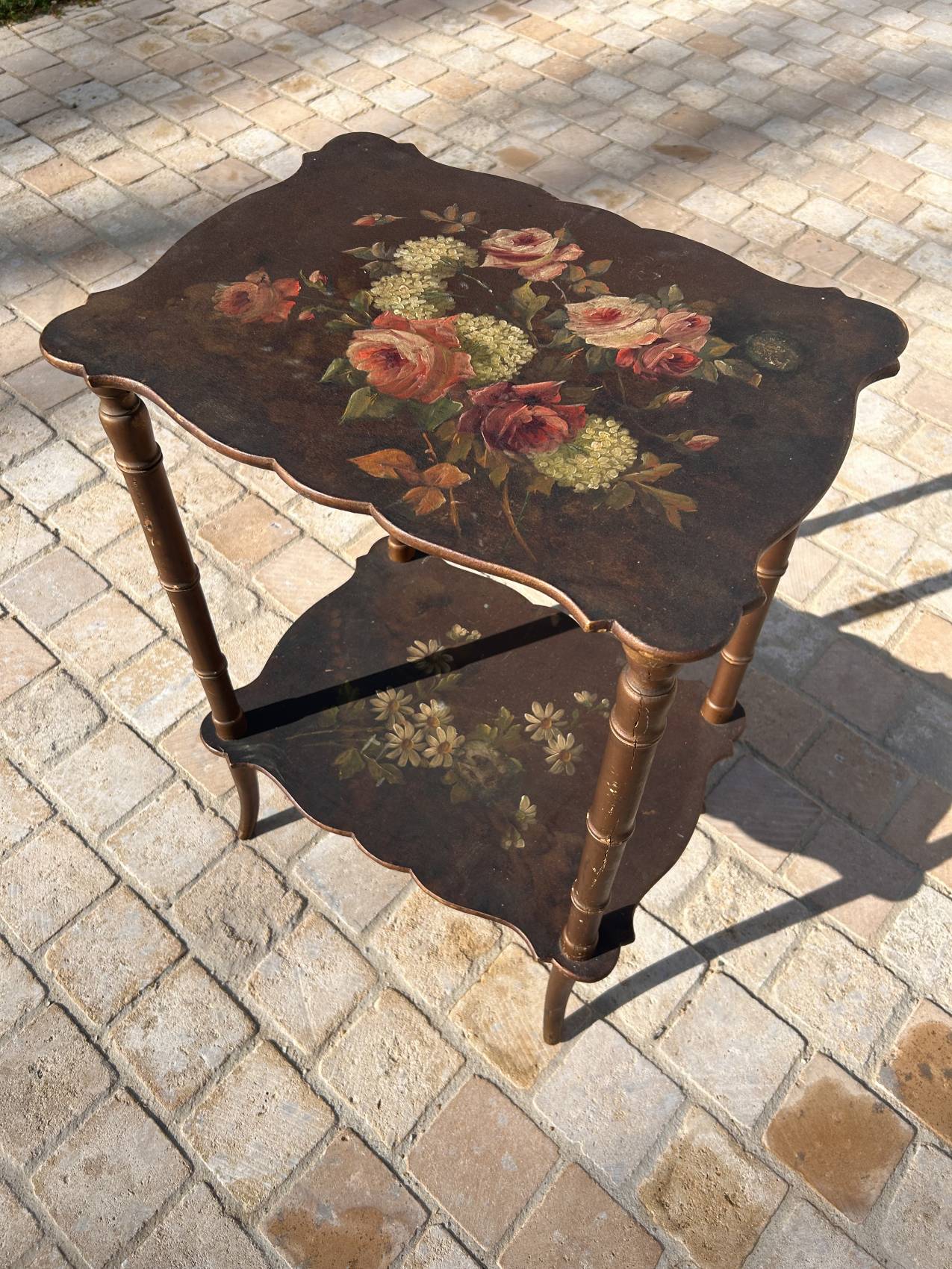 Table ancienne époque 1900 à motifs de fleurs - une rareté pleine de charme