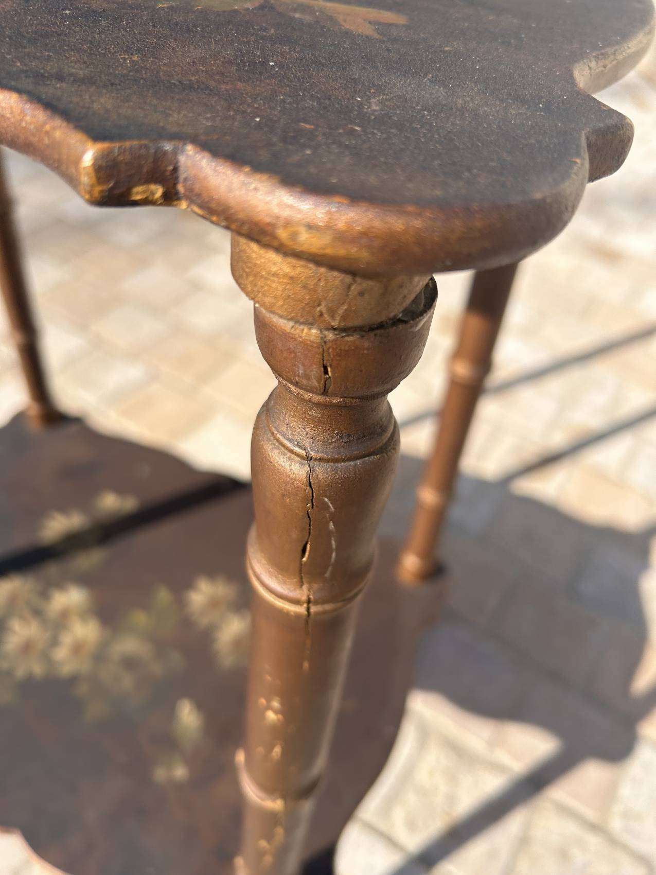 Table ancienne époque 1900 à motifs de fleurs - une rareté pleine de charme – Image 10