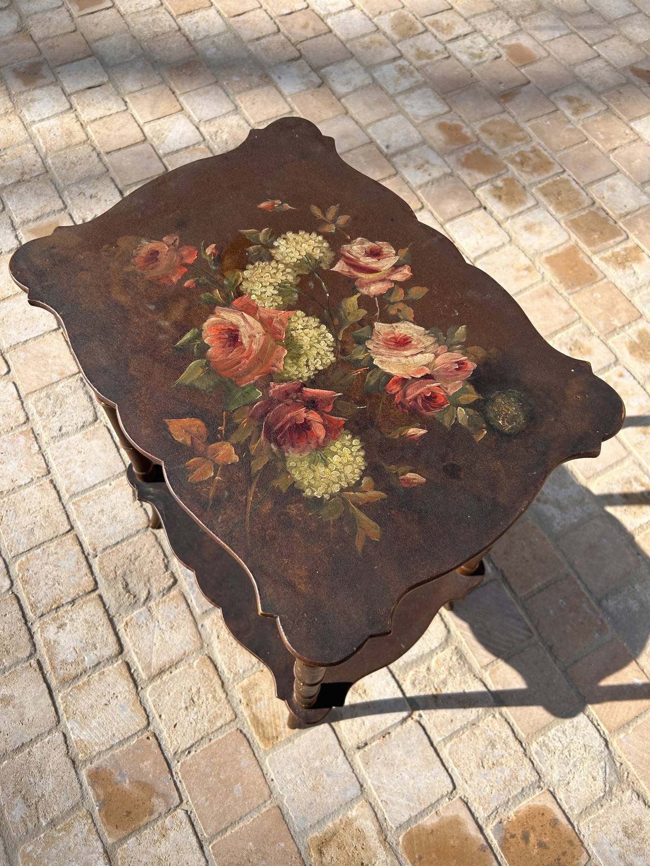Table ancienne époque 1900 à motifs de fleurs - une rareté pleine de charme – Image 12