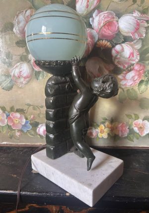 Lampe ancienne style Louis XVI au petit ange  Vers 1900 l'éloge de la tendresse