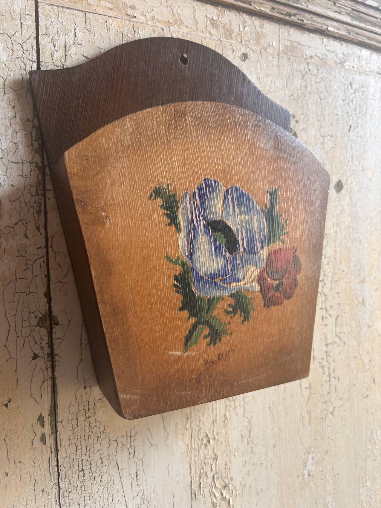 Porte-lettres ancien en bois peint – Vers 1900 à motif d’anémone – Image 8