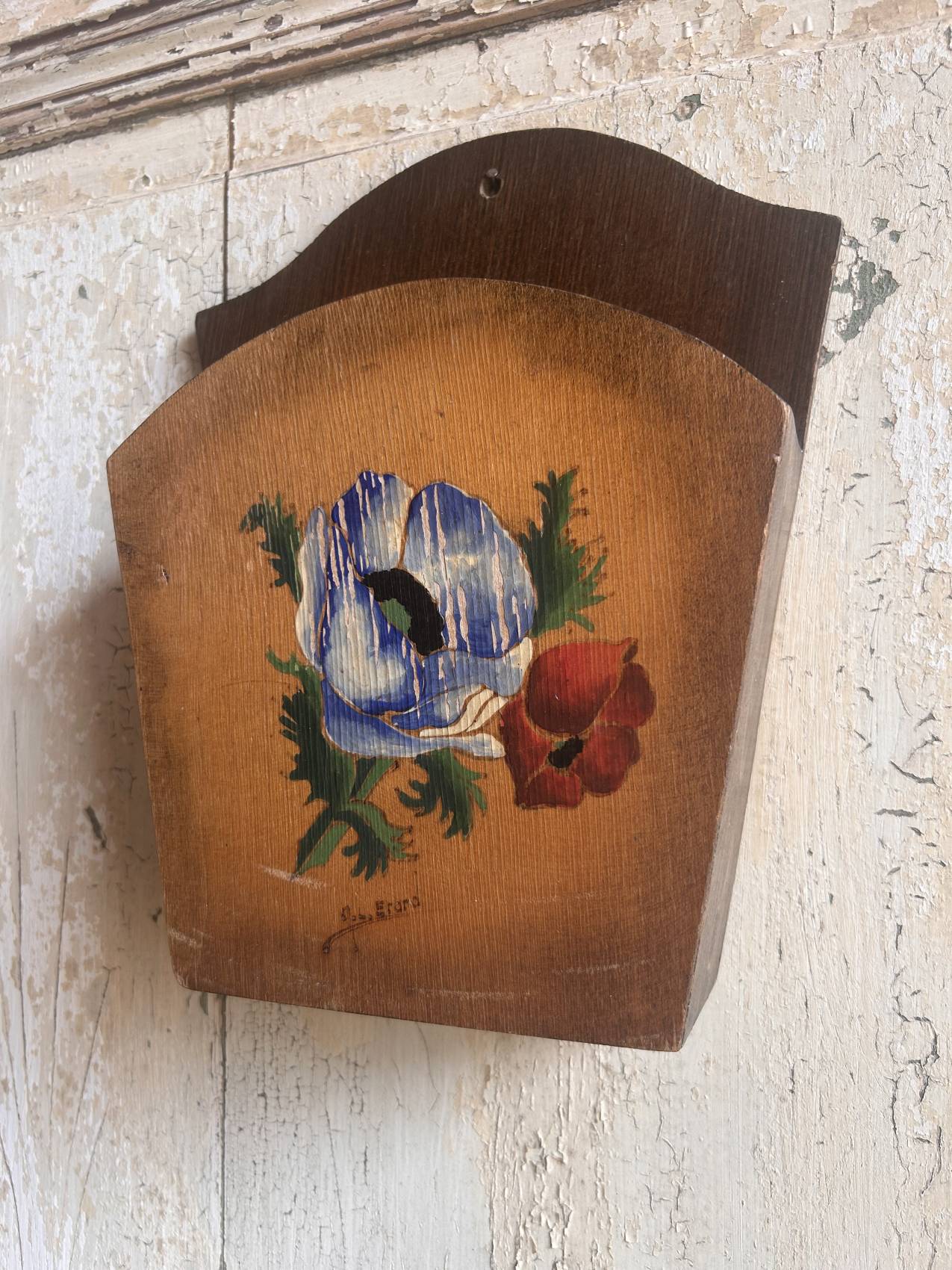 Porte-lettres ancien en bois peint – Vers 1900 à motif d’anémone – Image 9