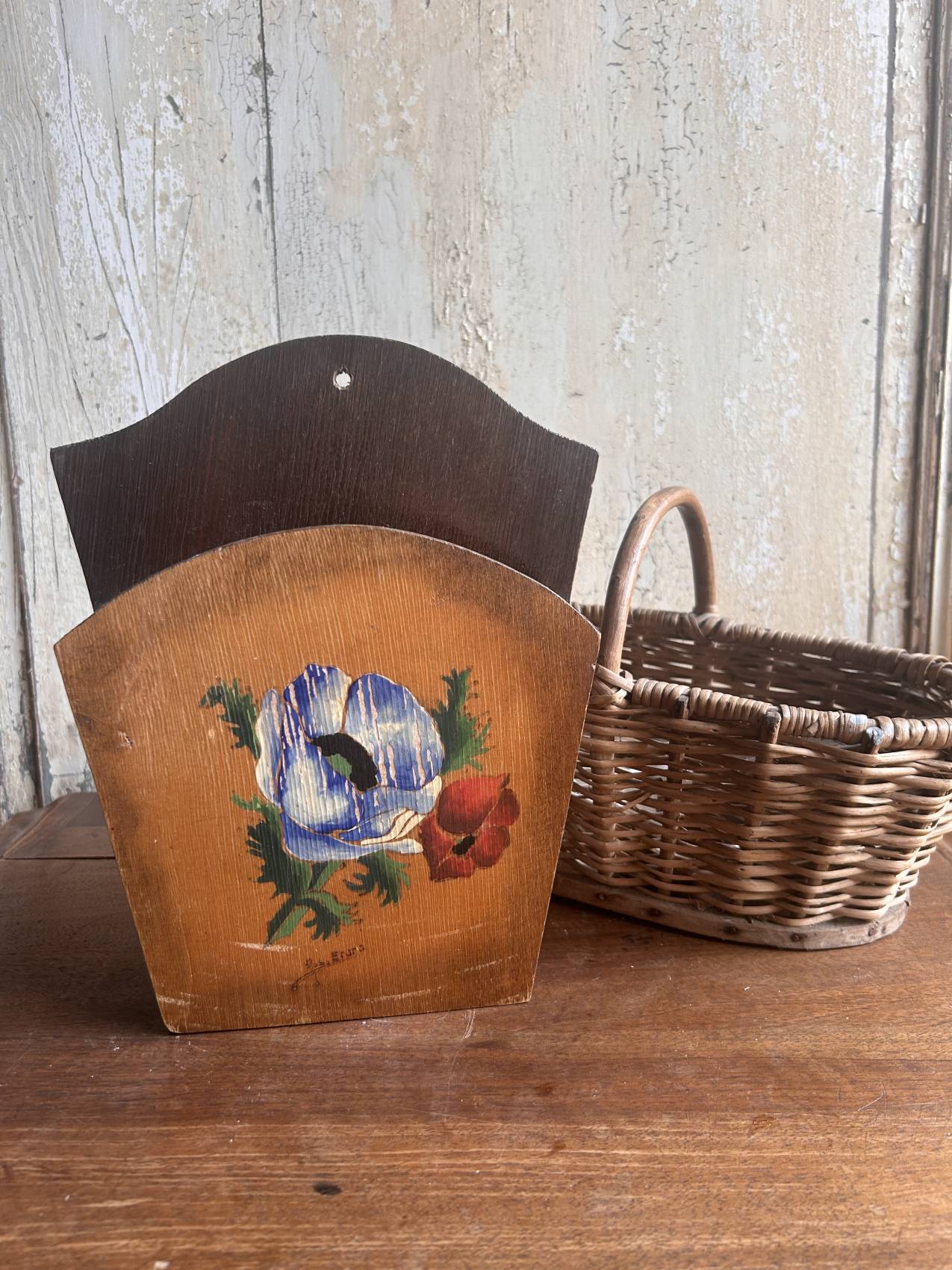 Porte-lettres ancien en bois peint – Vers 1900 à motif d’anémone – Image 3
