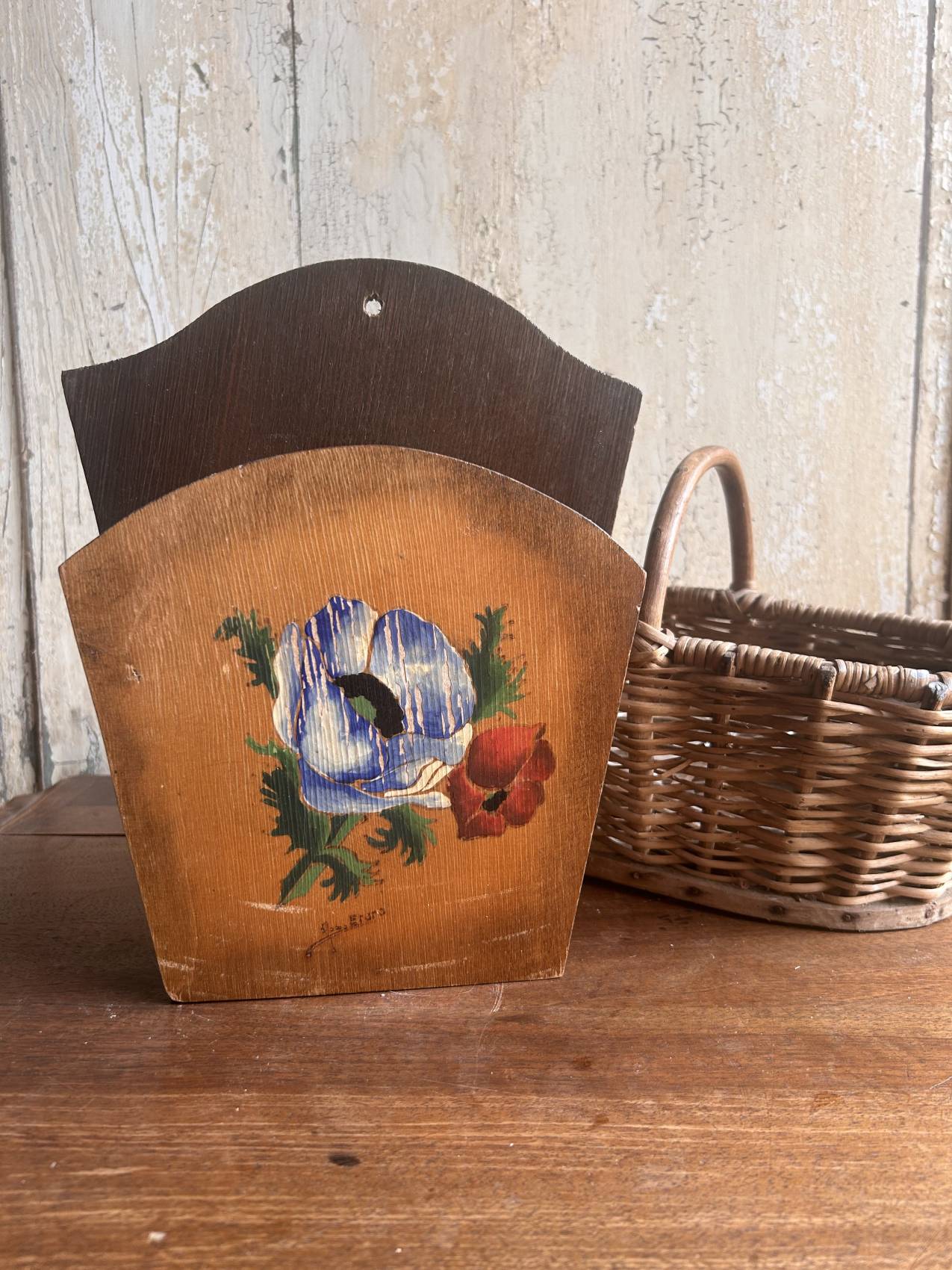 Porte-lettres ancien en bois peint – Vers 1900 à motif d’anémone