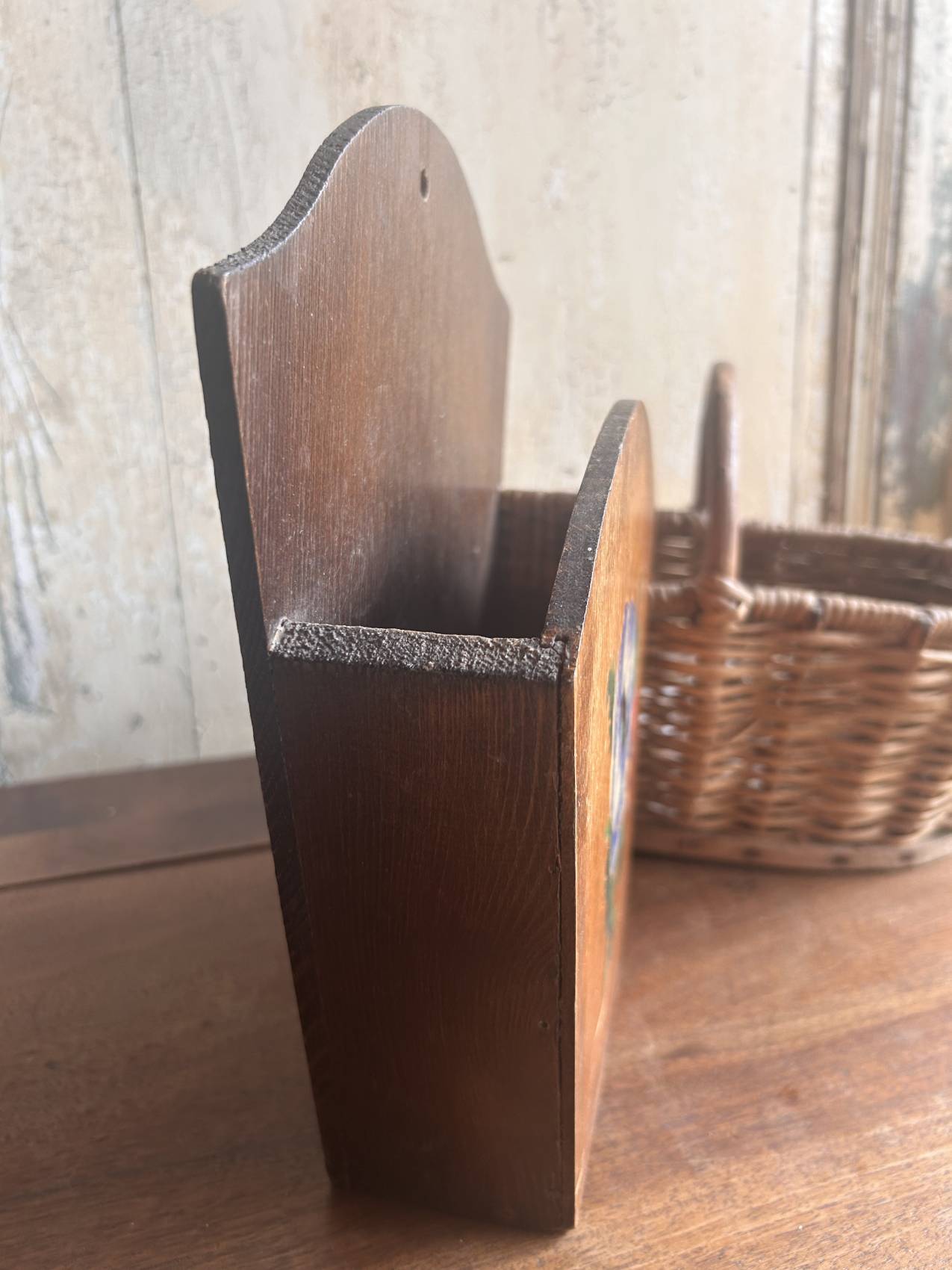 Porte-lettres ancien en bois peint – Vers 1900 à motif d’anémone – Image 5