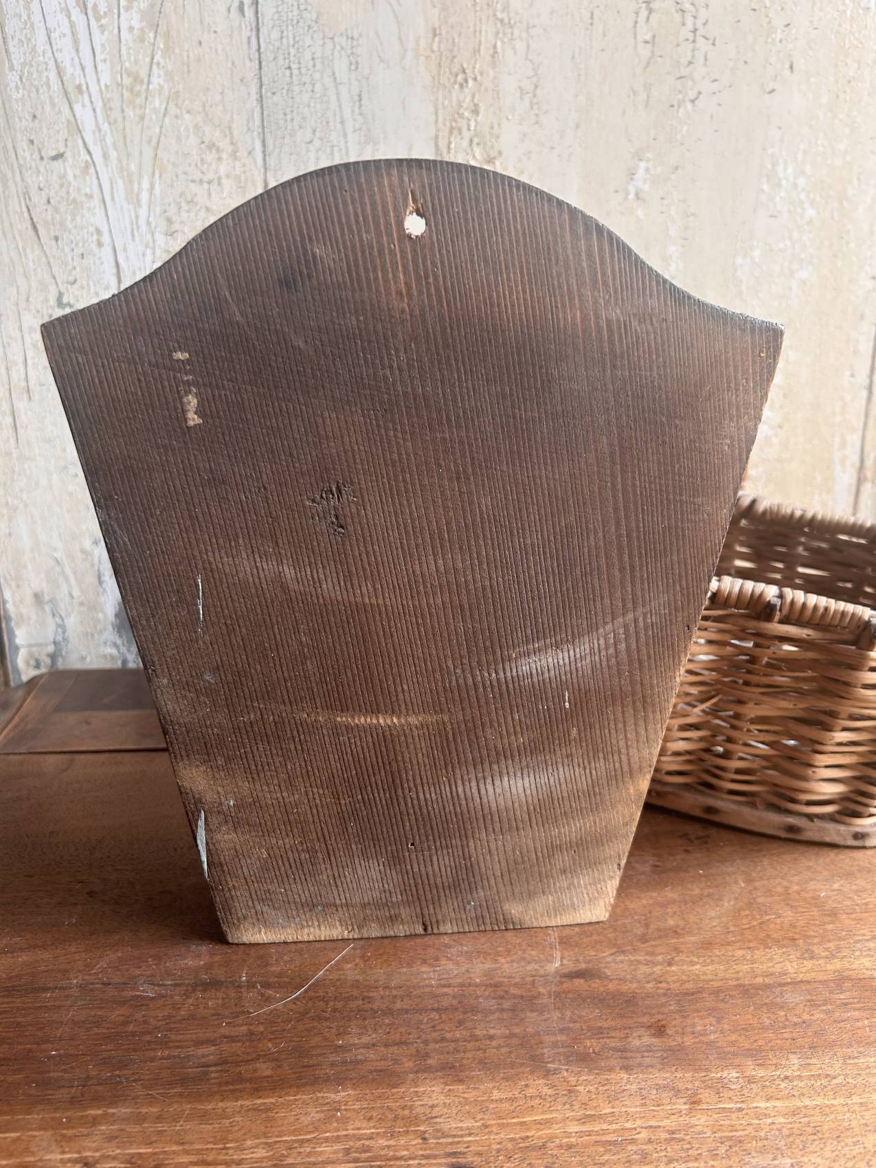 Porte-lettres ancien en bois peint – Vers 1900 à motif d’anémone – Image 6