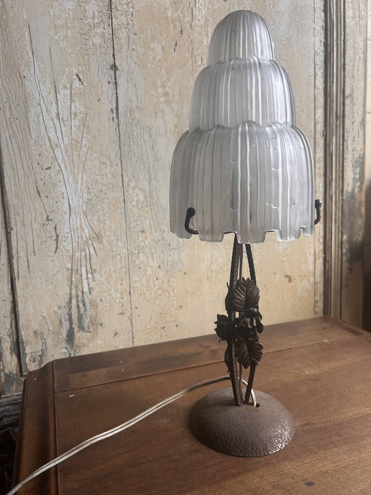 Lampe ancienne à motif de fleurs époque Art deco, un charme intemporel