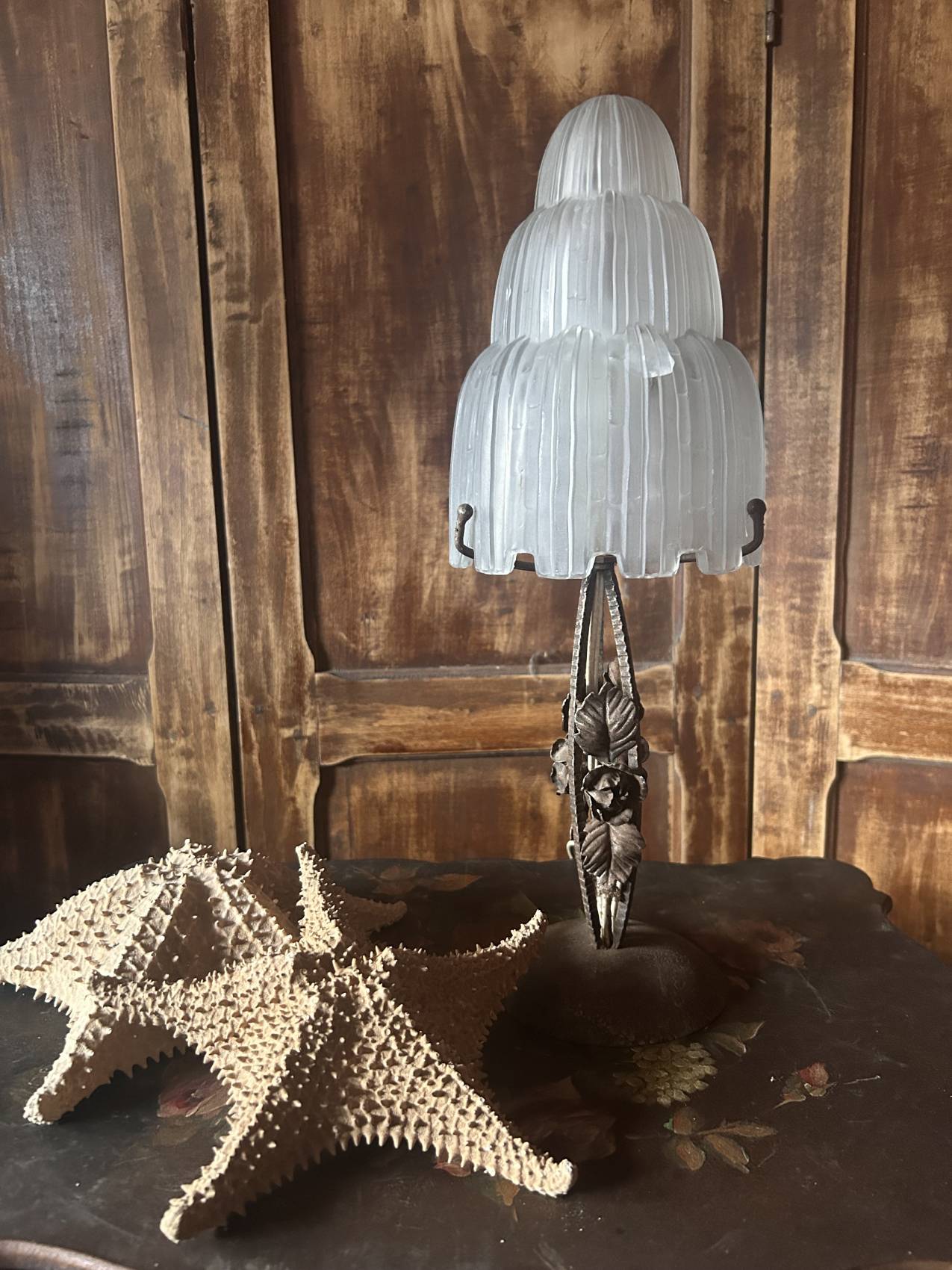 Lampe ancienne à motif de fleurs époque Art deco, un charme intemporel