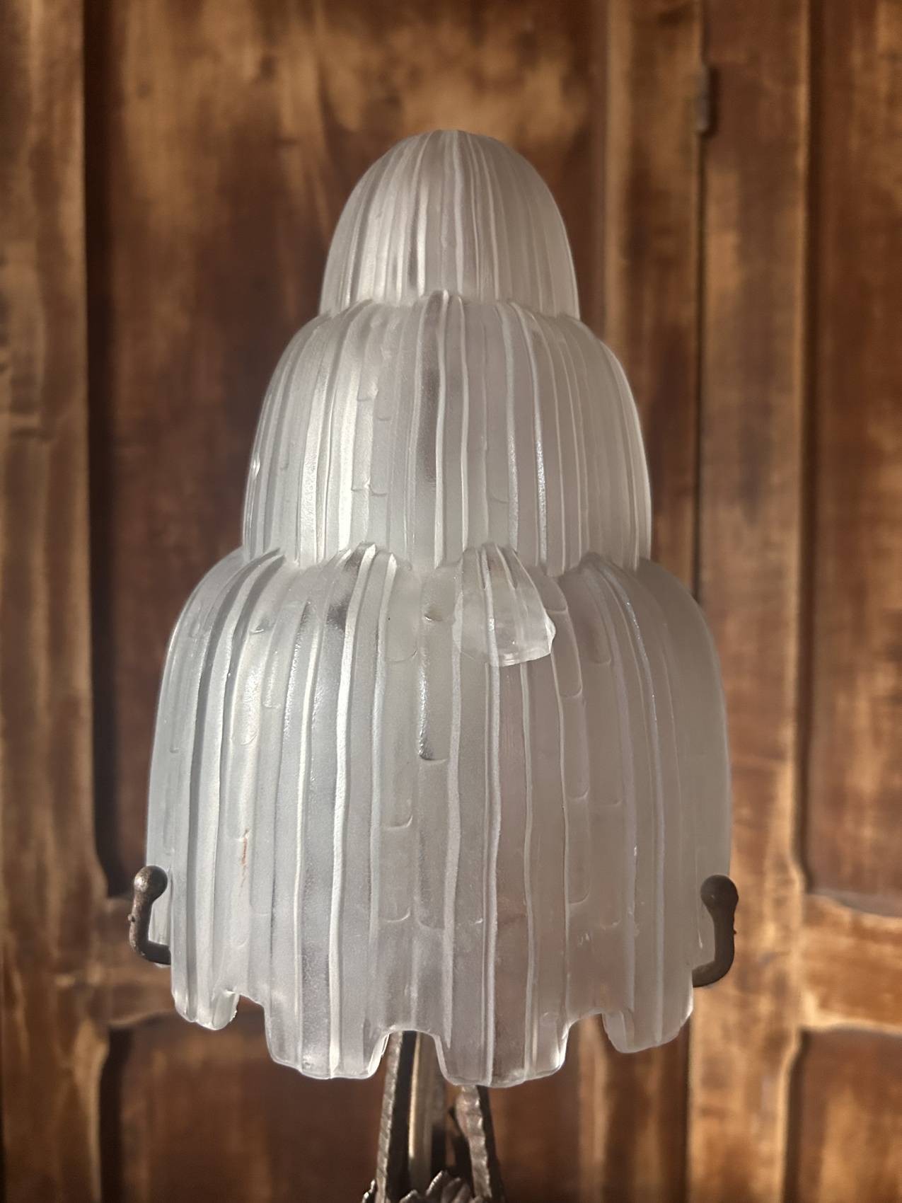 Lampe ancienne à motif de fleurs époque Art deco, un charme intemporel