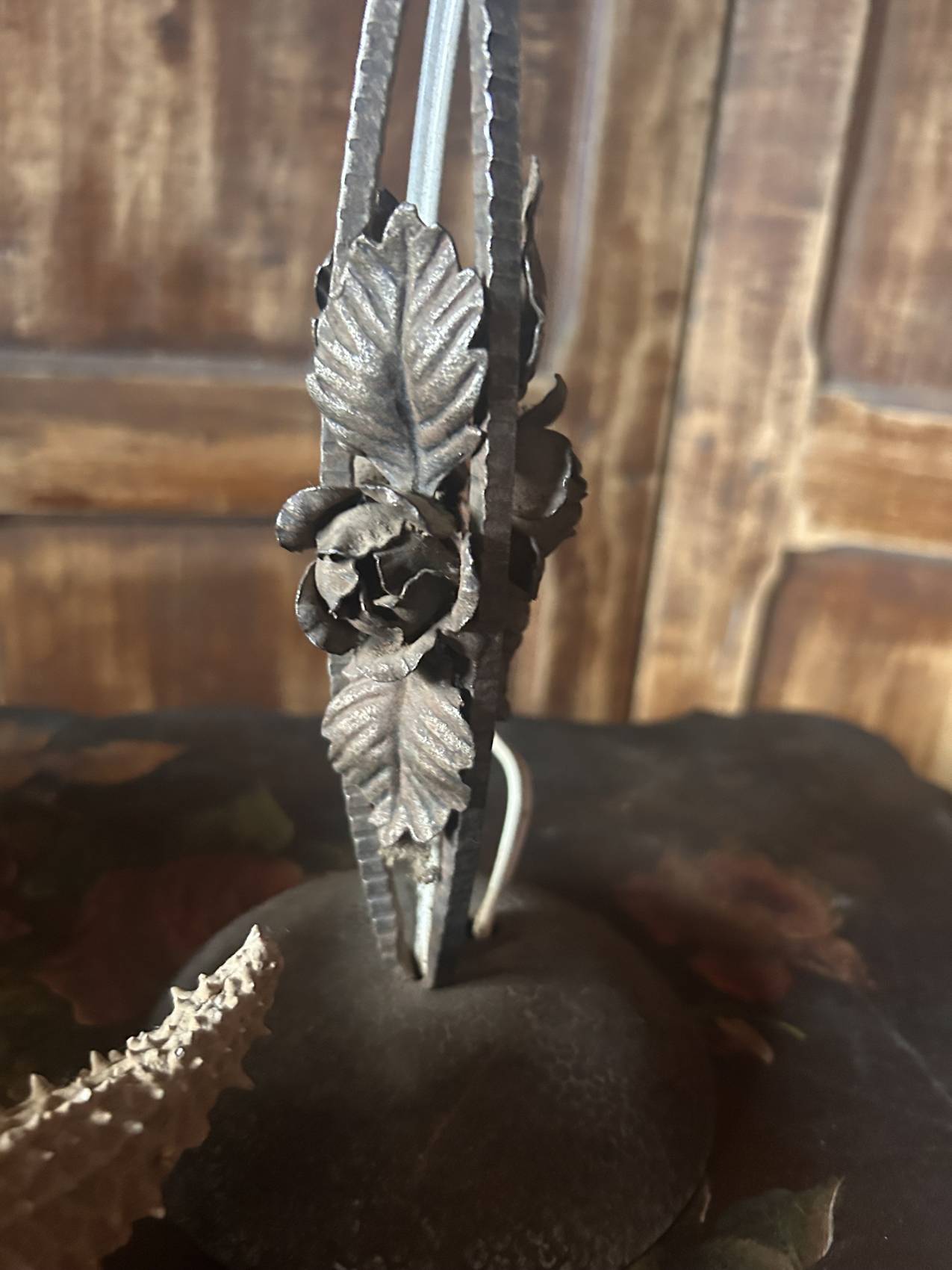 Lampe ancienne à motif de fleurs époque Art deco, un charme intemporel