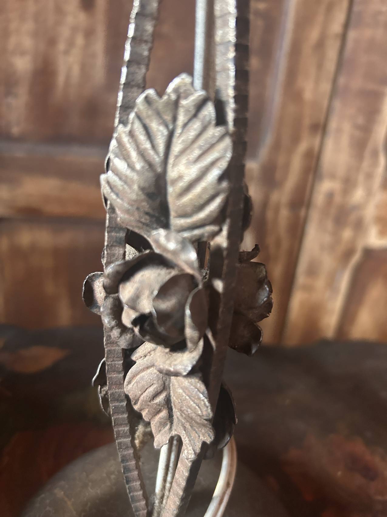 Lampe ancienne à motif de fleurs époque Art deco, un charme intemporel