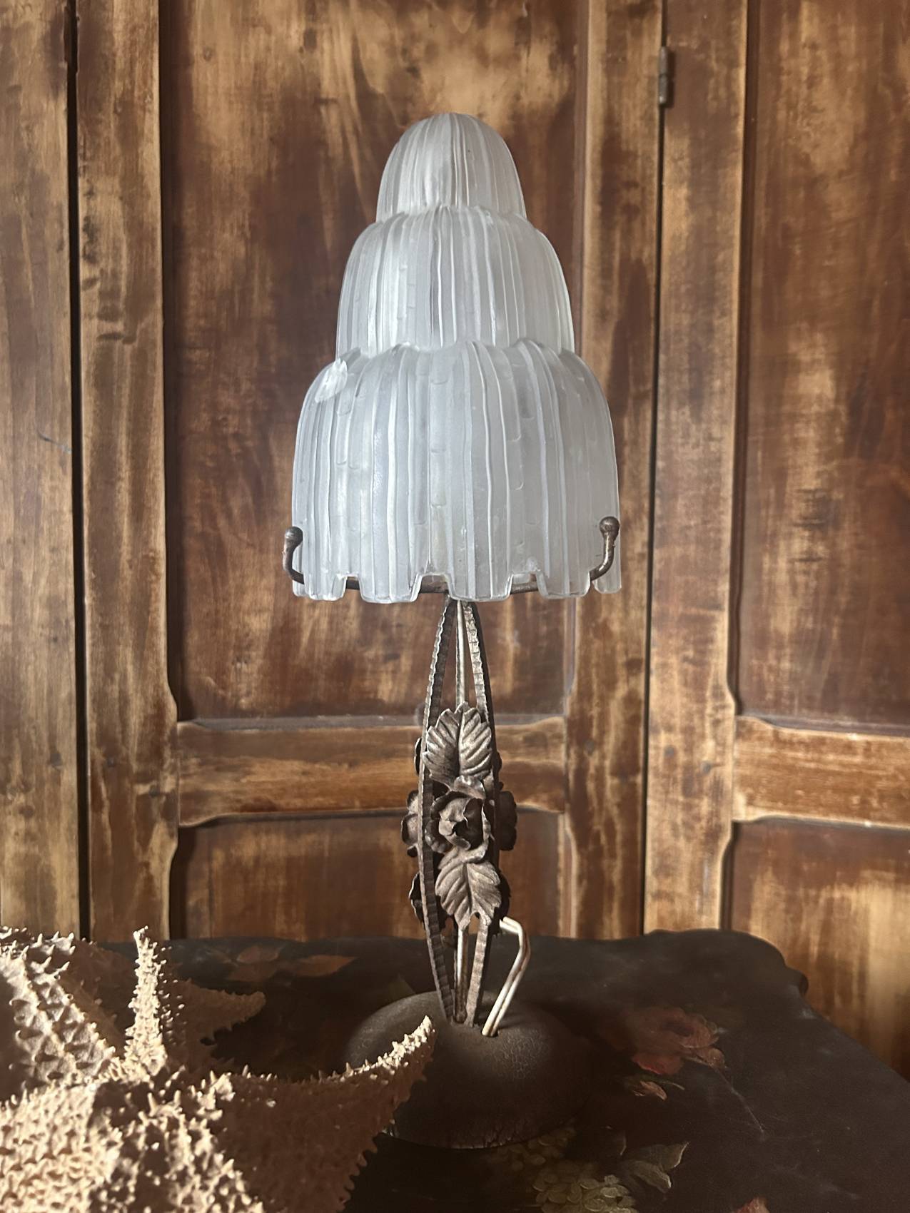 Lampe ancienne à motif de fleurs époque Art deco, un charme intemporel