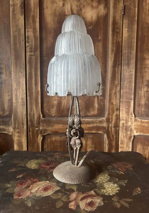 Lampe ancienne à motif de fleurs époque Art deco, un charme intemporel
