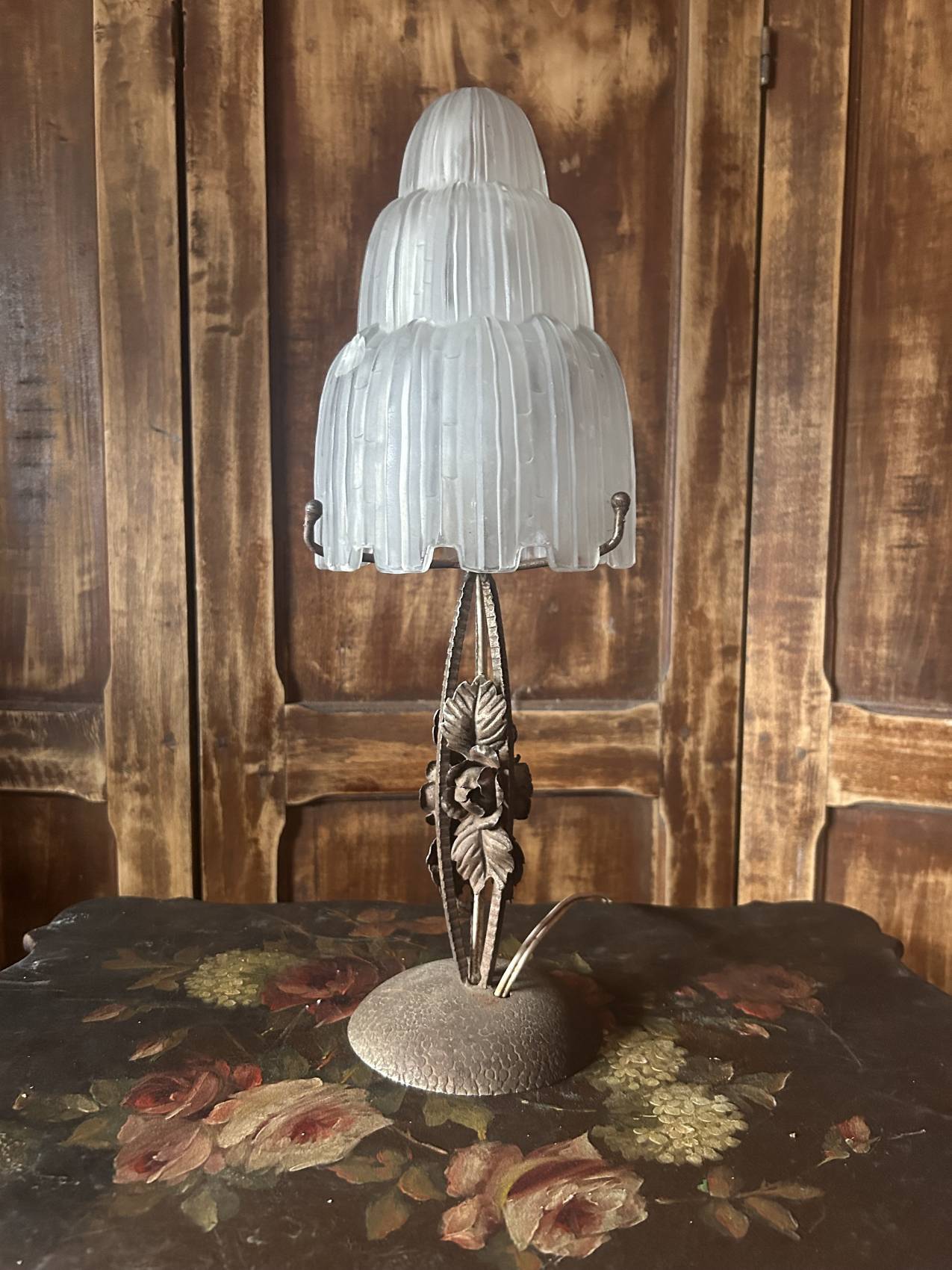 Lampe ancienne à motif de fleurs époque Art deco, un charme intemporel