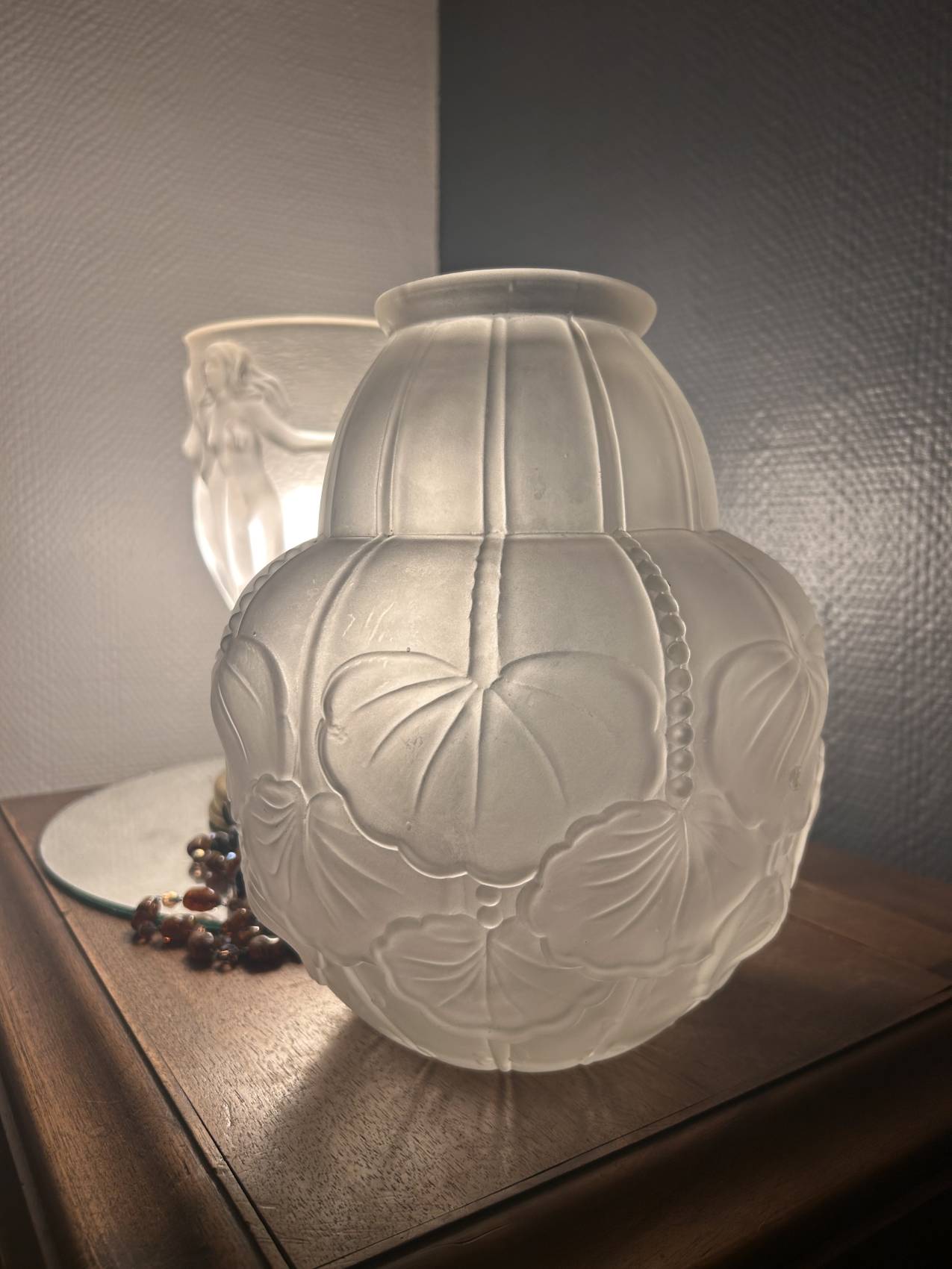 Grand vase Art Déco en pâte de verre à décor de feuilles de ginkgo biloba