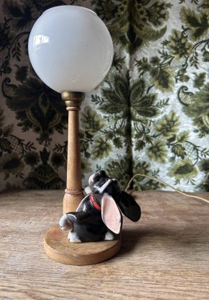 Petite lampe de table ancienne au chien sous le réverbère – début XXe siècle Poétique à souhait