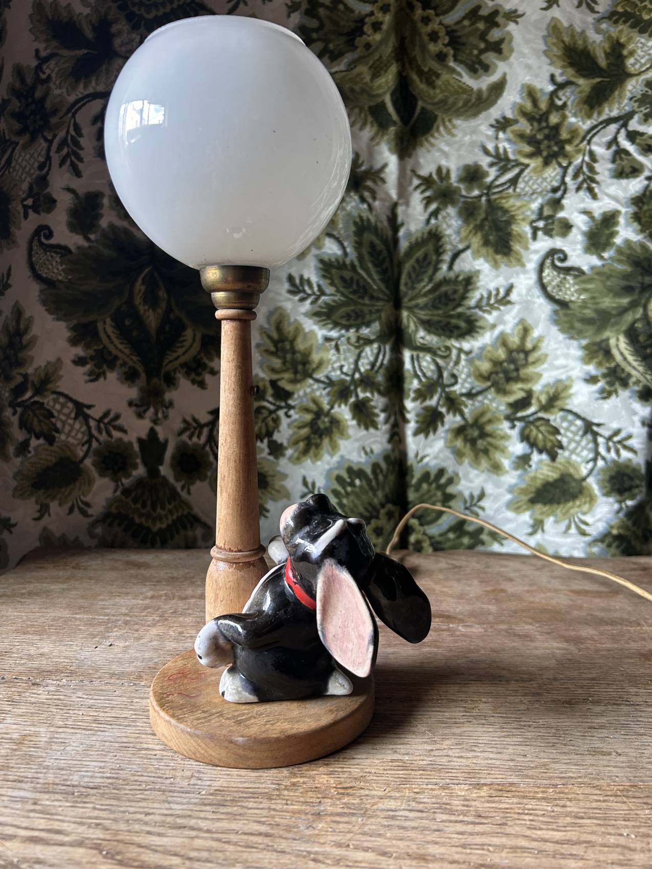 Petite lampe de table ancienne au chien sous le réverbère – début XXe siècle Poétique à souhait