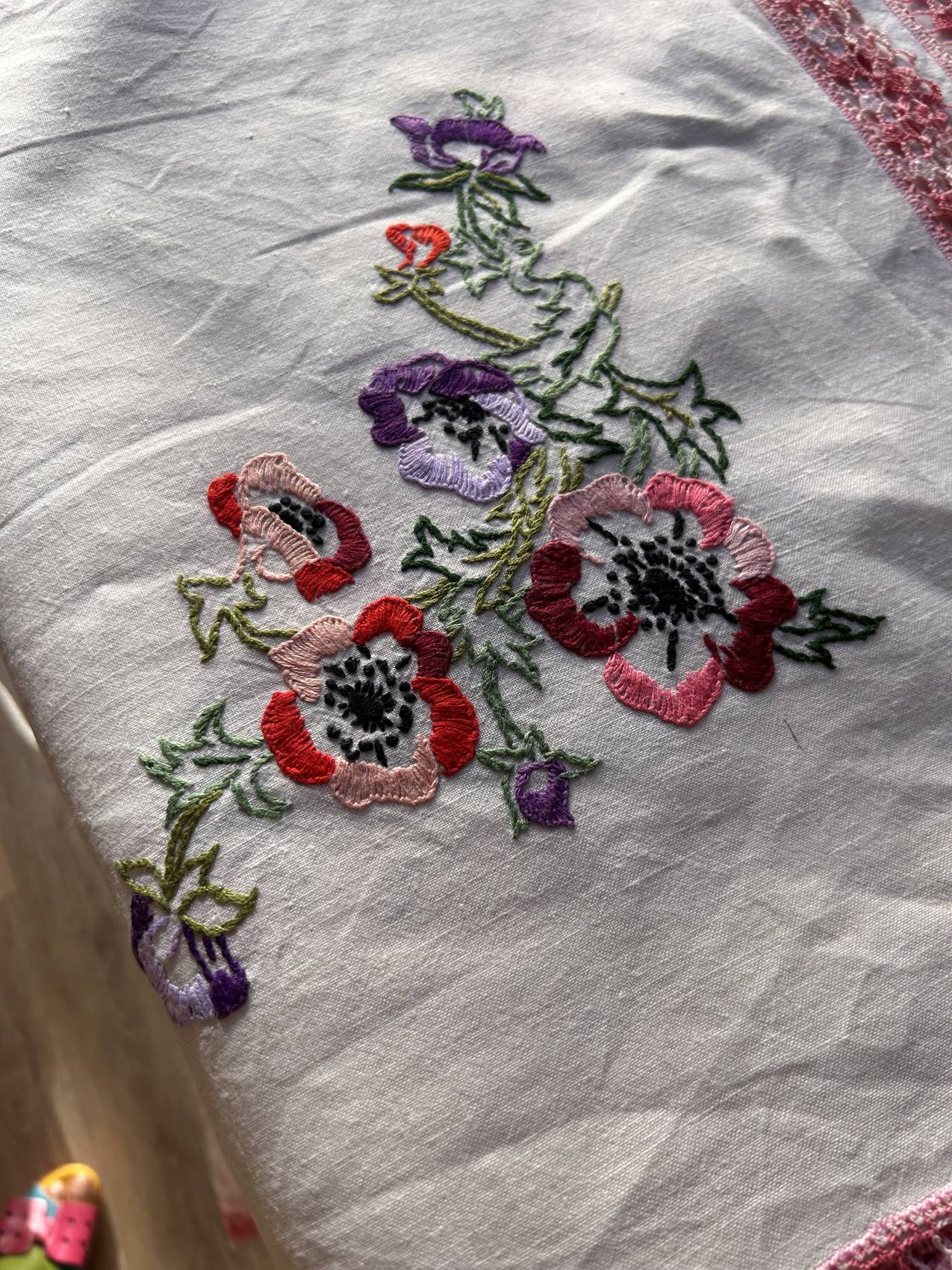 Nappe ancienne en lin brodée main aux anémones – 145 x 145 cm- bucolique à souhait – Image 9