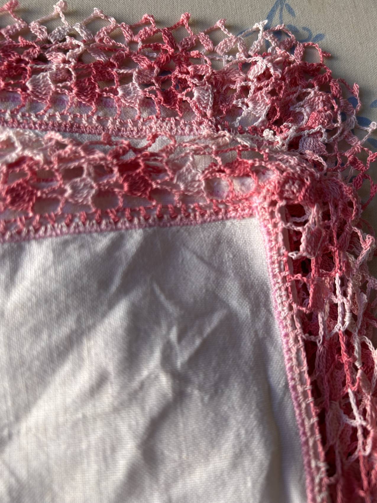 Nappe ancienne en lin brodée main aux anémones – 145 x 145 cm- bucolique à souhait – Image 12