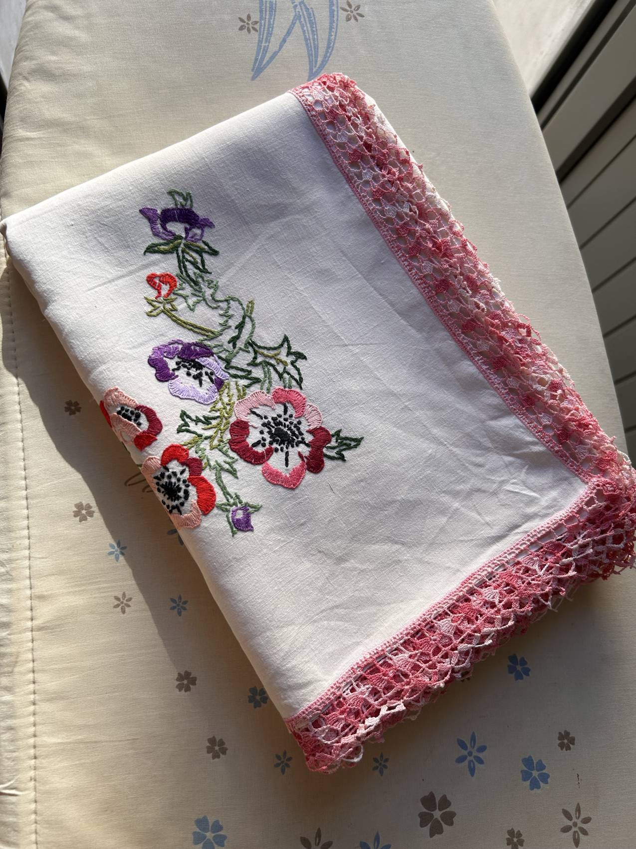 Nappe ancienne en lin brodée main aux anémones – 145 x 145 cm- bucolique à souhait – Image 13