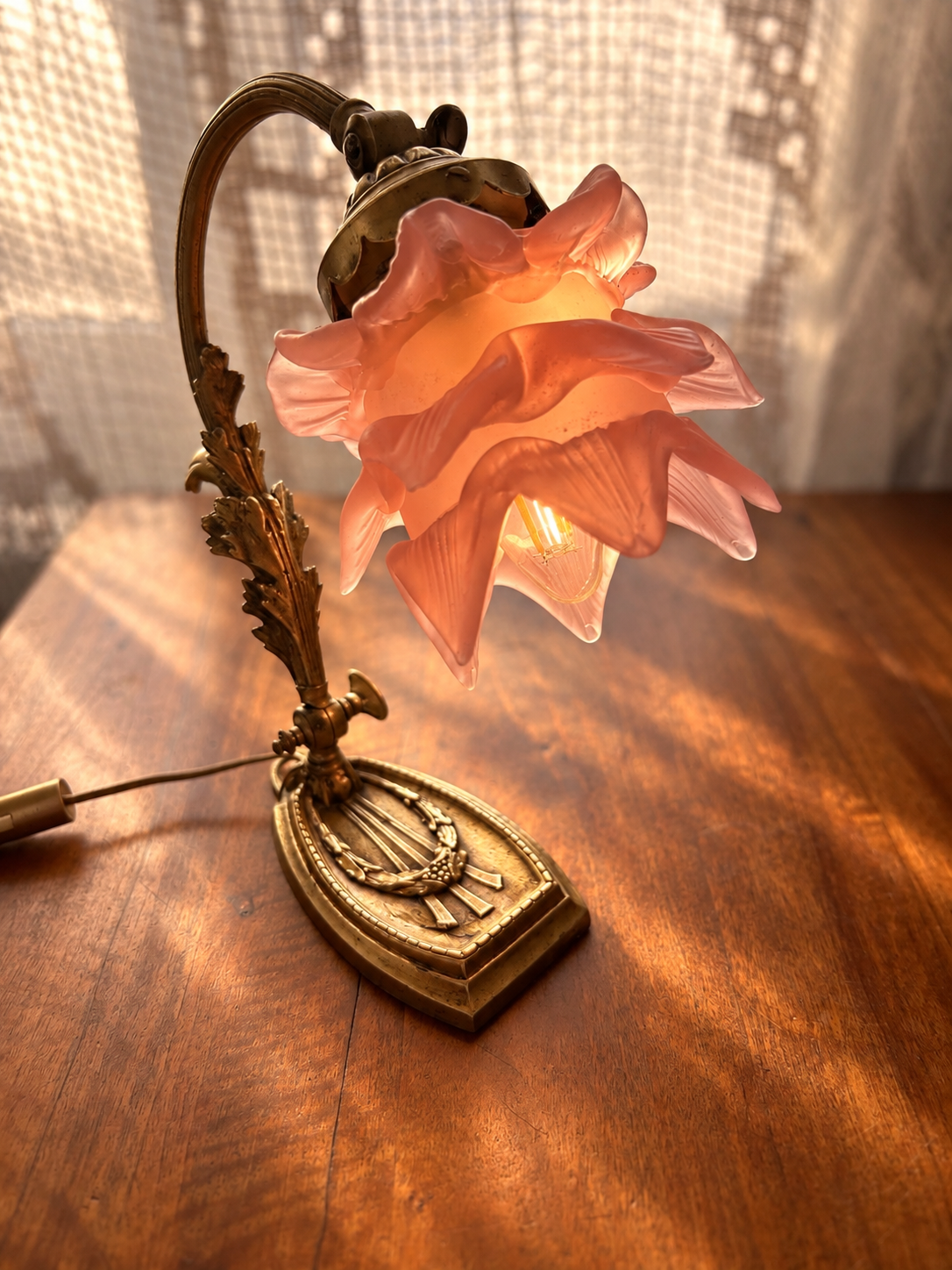 Lampe ancienne 1900 en bronze doré style Louis XVI et tulipe en pâte de verre - l'éloge de la douceur – Image 4