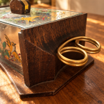 Boîte à gâteaux art déco en bois et miroir peint aux oiseaux une rareté pleine de charme